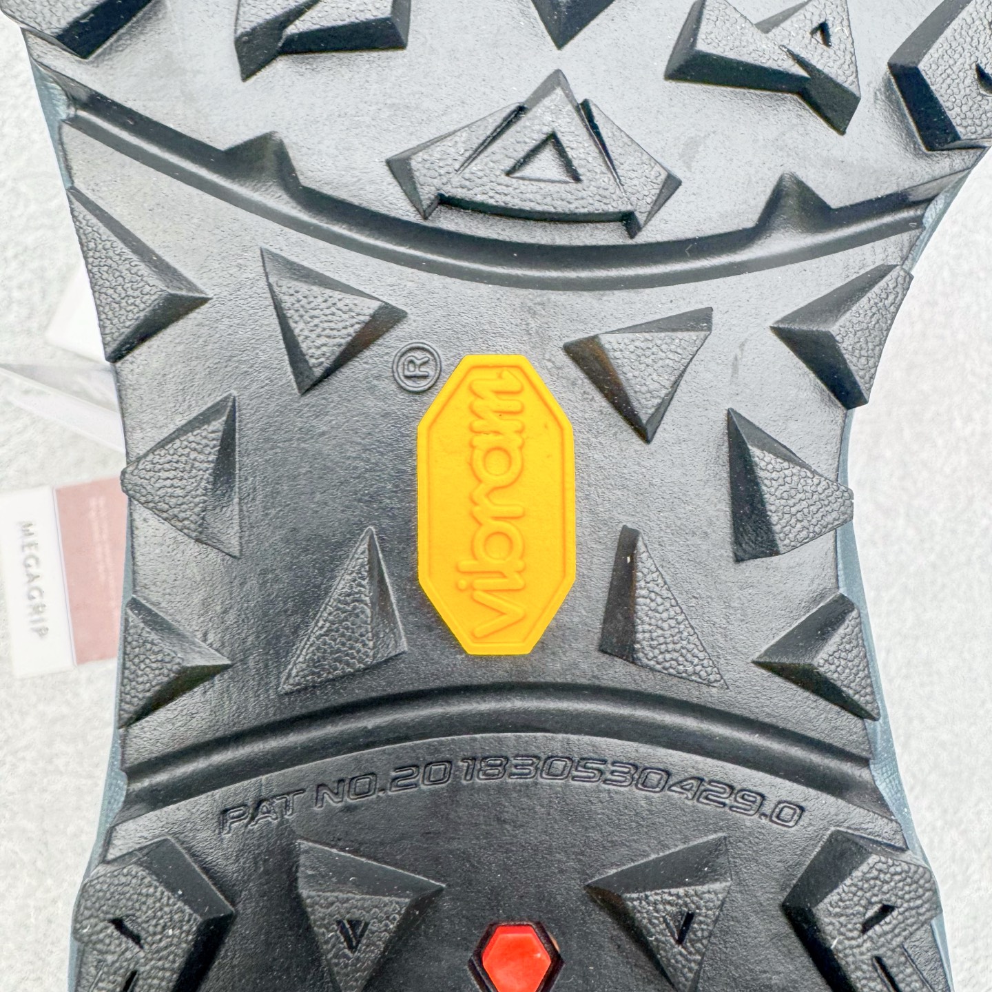 图片[18]-＃K版 凯乐石KAILAS 远征 MAX FLT 运动户外 防滑防水透气 低帮 登山徒步鞋 KAILAS凯乐石品牌是全球三大全系攀登品牌之一，于2003年创立于中国广州，致力于为有攀登梦想的户外运动员及爱好者，研发制造功能性专业装备，满足他们在极限环境下安全舒适的需求，凯乐石专注于科技面料的开发及专业功能设计，产品线覆盖登山、攀岩、徒步、越野跑山、露营、旅行等多项户外运动，通过运动员的测试反馈，不断进化迭代，产品荣获国内外大奖71座，发明专利21个，更突破性的自主研发攀登器械，打造出中国的攀登硬实力。实拍调校N版已经零色差零失真 百分百还原实物色彩所见即所得 不存在货不对板色差等低级问题 选购参考实物拍摄 不混卖不参货 只用心做好货严格选品 承诺混一赔十 尺码：36 36.5 37.5 38 38.5 39 39.5 40 40.5 41 41.5 42 42.5 43 44 44.5 45-选品中心