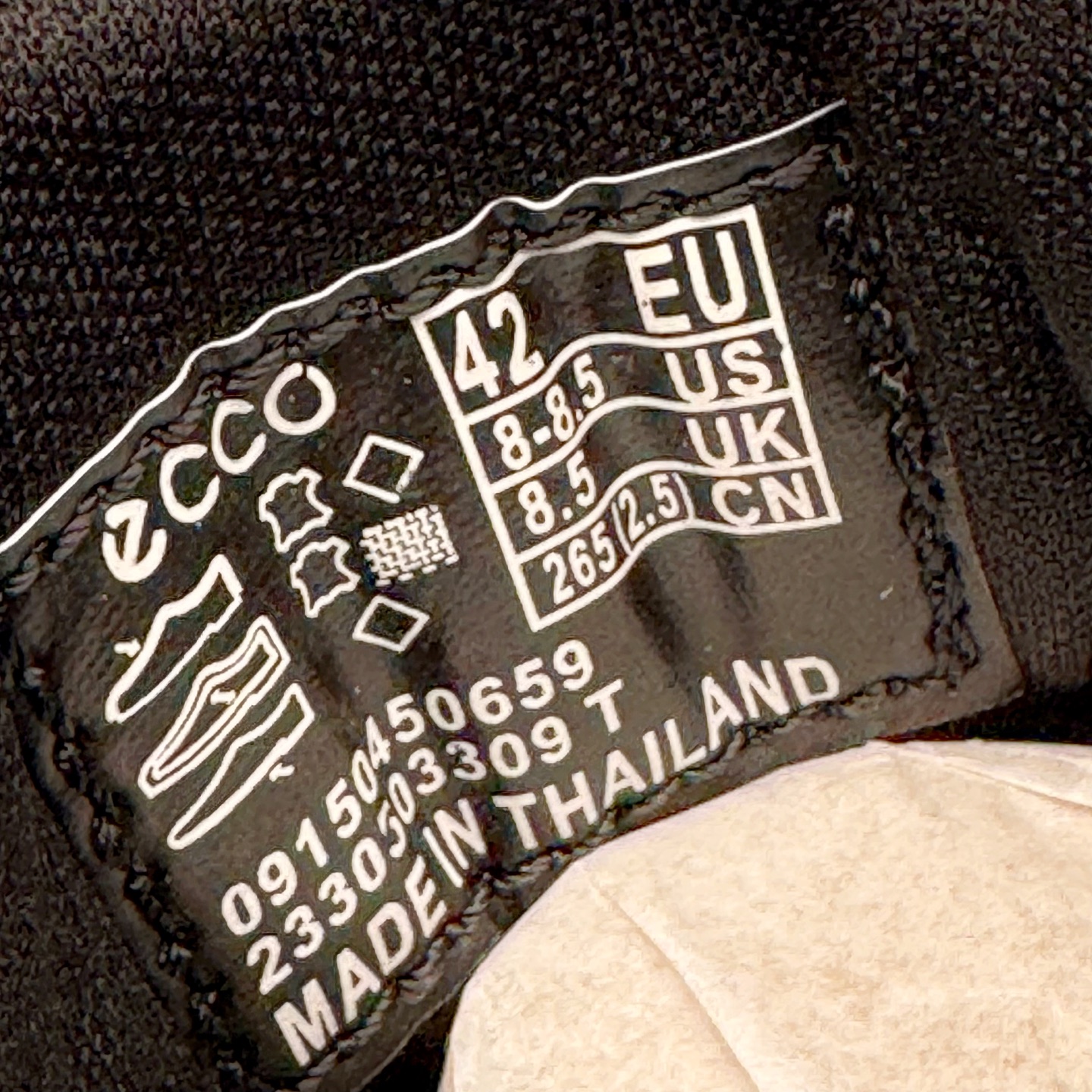 图片[10]-＃GD广顶 ecco爱步 Biom C 牛皮 户外运动 健步 轻盈舒适 减震耐磨 低帮 登山鞋/徒步鞋 独家注塑工艺 渠道原单 实体代购指定版本 真全头层牛皮 PK市面上任何版本 24小时现货供应 进口原料牛皮 莞产超级顶货 新配色陆续上架 产品只会越做越漂亮 鞋头采用原版一致工艺 又甩又用线条的效果目前这个技术市面上的任何版本都达不到这个效果 原版私模开发 细节一步到位不敢说百分百 保证有百分之98还原 慢工出细活 好的产品不怕晚 这次的开发针对艺术家 收藏家 高品质 的人群 水染粒面小牛皮材质 和针车间距都是极致还原 顶级头层的小牛皮 质感无敌 奢侈品的触感 搭配专柜最新全套包装 双种配件卡片 细节诠释 一件不落 不计成本的打磨产品的细节 再微小的细节也会还原 ECCO以三大核心特征为依托：北欧设计风格、鞋履制作、积极的生活方式。北欧设计风格：北欧设计特点是独特、有格调、实用和简约，并且品质优良。鞋履制作：ECCO钟爱鞋履制作以及一切与鞋履制作相关的事物。积极的生活方式：ECCO的创始人希望制作出的鞋履无需磨合，即可完美贴合脚型，帮助人们享受行走的乐趣。ECCO的成功源自其产品质量和创新的技术水平，恪守“鞋遵循双足”的设计理念，将的舒适度和风格融为一体。ECCO跑遍全世界寻找创新的原料。从制革制鞋一体化的设置，源头上控制皮革质量，确保对人体无害。尺码：38 39 40 41 42 43 44（皮鞋码）-选品中心