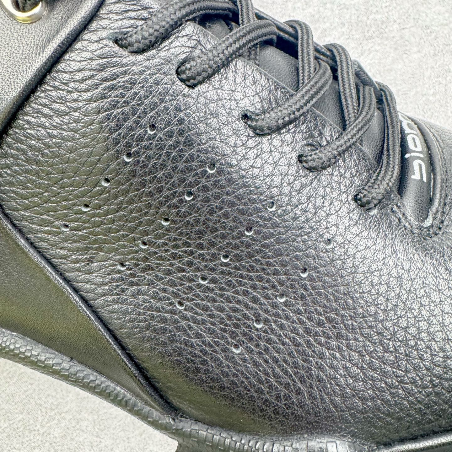 图片[15]-＃GD广顶 ecco爱步 Biom C 牛皮 户外运动 健步 轻盈舒适 减震耐磨 低帮 登山鞋/徒步鞋 独家注塑工艺 渠道原单 实体代购指定版本 真全头层牛皮 PK市面上任何版本 24小时现货供应 进口原料牛皮 莞产超级顶货 新配色陆续上架 产品只会越做越漂亮 鞋头采用原版一致工艺 又甩又用线条的效果目前这个技术市面上的任何版本都达不到这个效果 原版私模开发 细节一步到位不敢说百分百 保证有百分之98还原 慢工出细活 好的产品不怕晚 这次的开发针对艺术家 收藏家 高品质 的人群 水染粒面小牛皮材质 和针车间距都是极致还原 顶级头层的小牛皮 质感无敌 奢侈品的触感 搭配专柜最新全套包装 双种配件卡片 细节诠释 一件不落 不计成本的打磨产品的细节 再微小的细节也会还原 ECCO以三大核心特征为依托：北欧设计风格、鞋履制作、积极的生活方式。北欧设计风格：北欧设计特点是独特、有格调、实用和简约，并且品质优良。鞋履制作：ECCO钟爱鞋履制作以及一切与鞋履制作相关的事物。积极的生活方式：ECCO的创始人希望制作出的鞋履无需磨合，即可完美贴合脚型，帮助人们享受行走的乐趣。ECCO的成功源自其产品质量和创新的技术水平，恪守“鞋遵循双足”的设计理念，将的舒适度和风格融为一体。ECCO跑遍全世界寻找创新的原料。从制革制鞋一体化的设置，源头上控制皮革质量，确保对人体无害。尺码：38 39 40 41 42 43 44（皮鞋码）-选品中心