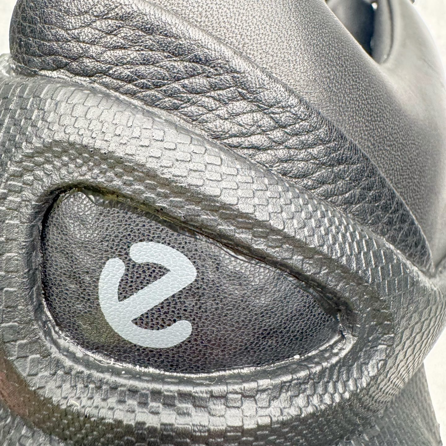 图片[16]-＃GD广顶 ecco爱步 Biom C 牛皮 户外运动 健步 轻盈舒适 减震耐磨 低帮 登山鞋/徒步鞋 独家注塑工艺 渠道原单 实体代购指定版本 真全头层牛皮 PK市面上任何版本 24小时现货供应 进口原料牛皮 莞产超级顶货 新配色陆续上架 产品只会越做越漂亮 鞋头采用原版一致工艺 又甩又用线条的效果目前这个技术市面上的任何版本都达不到这个效果 原版私模开发 细节一步到位不敢说百分百 保证有百分之98还原 慢工出细活 好的产品不怕晚 这次的开发针对艺术家 收藏家 高品质 的人群 水染粒面小牛皮材质 和针车间距都是极致还原 顶级头层的小牛皮 质感无敌 奢侈品的触感 搭配专柜最新全套包装 双种配件卡片 细节诠释 一件不落 不计成本的打磨产品的细节 再微小的细节也会还原 ECCO以三大核心特征为依托：北欧设计风格、鞋履制作、积极的生活方式。北欧设计风格：北欧设计特点是独特、有格调、实用和简约，并且品质优良。鞋履制作：ECCO钟爱鞋履制作以及一切与鞋履制作相关的事物。积极的生活方式：ECCO的创始人希望制作出的鞋履无需磨合，即可完美贴合脚型，帮助人们享受行走的乐趣。ECCO的成功源自其产品质量和创新的技术水平，恪守“鞋遵循双足”的设计理念，将的舒适度和风格融为一体。ECCO跑遍全世界寻找创新的原料。从制革制鞋一体化的设置，源头上控制皮革质量，确保对人体无害。尺码：38 39 40 41 42 43 44（皮鞋码）-选品中心