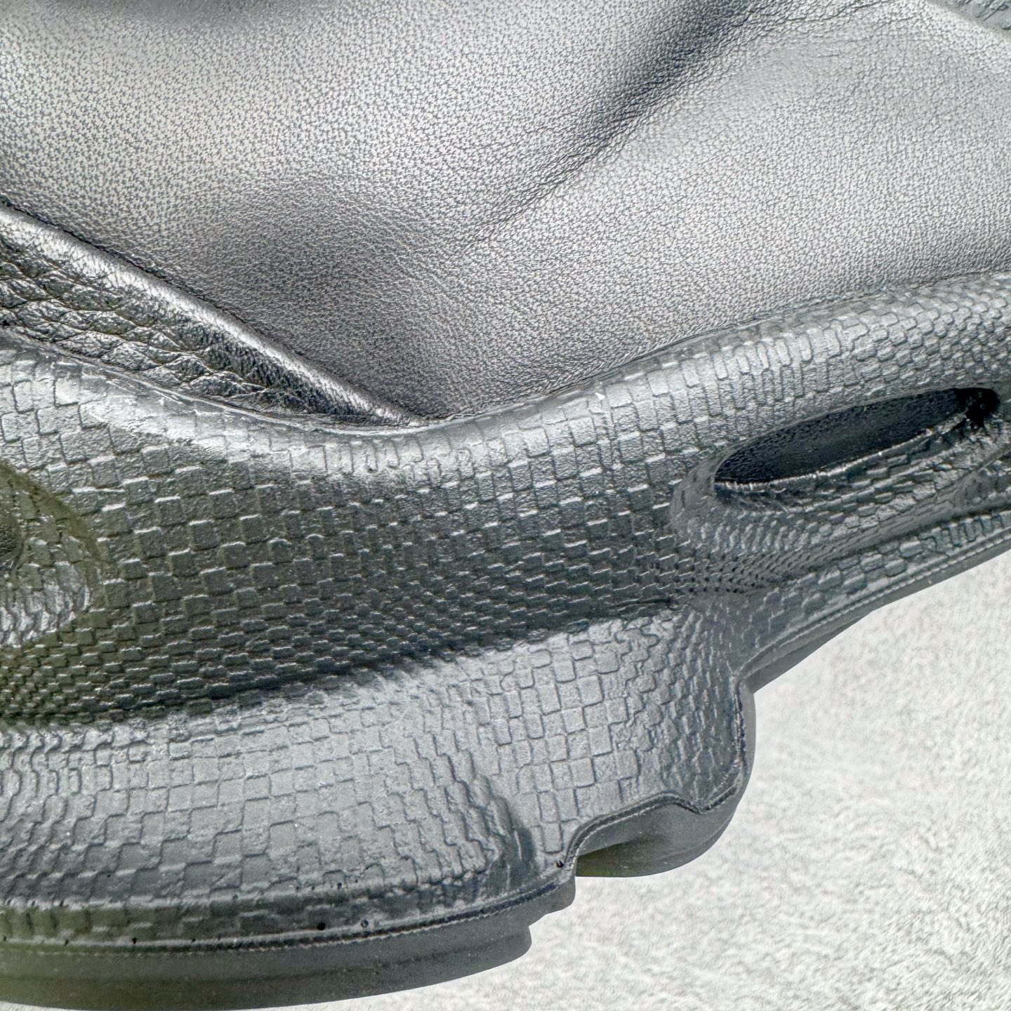 图片[17]-＃GD广顶 ecco爱步 Biom C 牛皮 户外运动 健步 轻盈舒适 减震耐磨 低帮 登山鞋/徒步鞋 独家注塑工艺 渠道原单 实体代购指定版本 真全头层牛皮 PK市面上任何版本 24小时现货供应 进口原料牛皮 莞产超级顶货 新配色陆续上架 产品只会越做越漂亮 鞋头采用原版一致工艺 又甩又用线条的效果目前这个技术市面上的任何版本都达不到这个效果 原版私模开发 细节一步到位不敢说百分百 保证有百分之98还原 慢工出细活 好的产品不怕晚 这次的开发针对艺术家 收藏家 高品质 的人群 水染粒面小牛皮材质 和针车间距都是极致还原 顶级头层的小牛皮 质感无敌 奢侈品的触感 搭配专柜最新全套包装 双种配件卡片 细节诠释 一件不落 不计成本的打磨产品的细节 再微小的细节也会还原 ECCO以三大核心特征为依托：北欧设计风格、鞋履制作、积极的生活方式。北欧设计风格：北欧设计特点是独特、有格调、实用和简约，并且品质优良。鞋履制作：ECCO钟爱鞋履制作以及一切与鞋履制作相关的事物。积极的生活方式：ECCO的创始人希望制作出的鞋履无需磨合，即可完美贴合脚型，帮助人们享受行走的乐趣。ECCO的成功源自其产品质量和创新的技术水平，恪守“鞋遵循双足”的设计理念，将的舒适度和风格融为一体。ECCO跑遍全世界寻找创新的原料。从制革制鞋一体化的设置，源头上控制皮革质量，确保对人体无害。尺码：38 39 40 41 42 43 44（皮鞋码）-选品中心