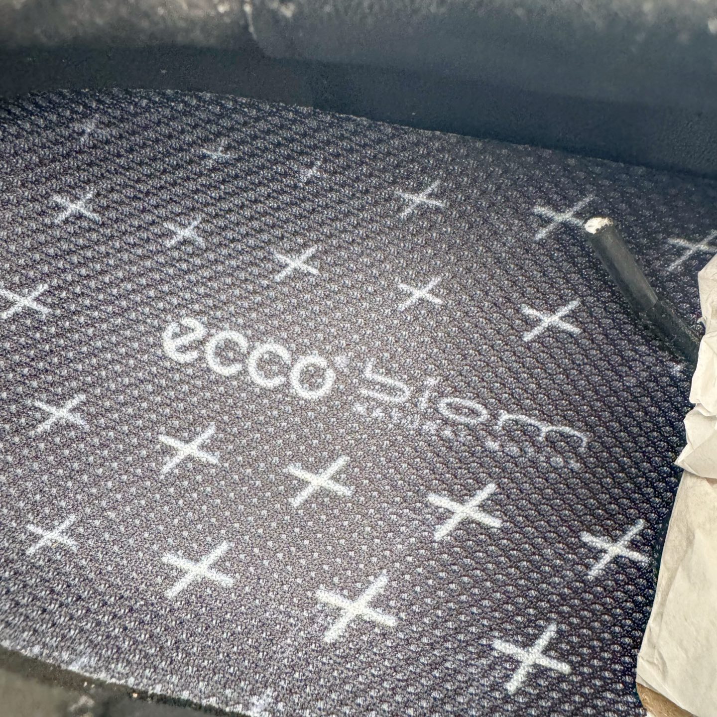 图片[11]-＃GD广顶 ecco爱步 Biom C 牛皮 户外运动 健步 轻盈舒适 减震耐磨 低帮 登山鞋/徒步鞋 独家注塑工艺 渠道原单 实体代购指定版本 真全头层牛皮 PK市面上任何版本 24小时现货供应 进口原料牛皮 莞产超级顶货 新配色陆续上架 产品只会越做越漂亮 鞋头采用原版一致工艺 又甩又用线条的效果目前这个技术市面上的任何版本都达不到这个效果 原版私模开发 细节一步到位不敢说百分百 保证有百分之98还原 慢工出细活 好的产品不怕晚 这次的开发针对艺术家 收藏家 高品质 的人群 水染粒面小牛皮材质 和针车间距都是极致还原 顶级头层的小牛皮 质感无敌 奢侈品的触感 搭配专柜最新全套包装 双种配件卡片 细节诠释 一件不落 不计成本的打磨产品的细节 再微小的细节也会还原 ECCO以三大核心特征为依托：北欧设计风格、鞋履制作、积极的生活方式。北欧设计风格：北欧设计特点是独特、有格调、实用和简约，并且品质优良。鞋履制作：ECCO钟爱鞋履制作以及一切与鞋履制作相关的事物。积极的生活方式：ECCO的创始人希望制作出的鞋履无需磨合，即可完美贴合脚型，帮助人们享受行走的乐趣。ECCO的成功源自其产品质量和创新的技术水平，恪守“鞋遵循双足”的设计理念，将的舒适度和风格融为一体。ECCO跑遍全世界寻找创新的原料。从制革制鞋一体化的设置，源头上控制皮革质量，确保对人体无害。尺码：38 39 40 41 42 43 44（皮鞋码）-选品中心