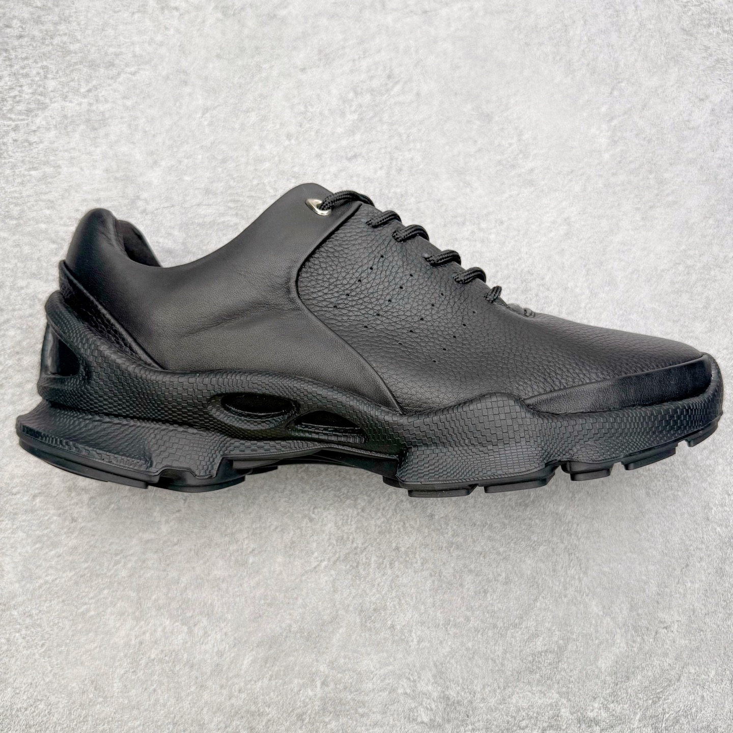 ＃GD广顶 ecco爱步 Biom C 牛皮 户外运动 健步 轻盈舒适 减震耐磨 低帮 登山鞋/徒步鞋 独家注塑工艺 渠道原单 实体代购指定版本 真全头层牛皮 PK市面上任何版本 24小时现货供应 进口原料牛皮 莞产超级顶货 新配色陆续上架 产品只会越做越漂亮 鞋头采用原版一致工艺 又甩又用线条的效果目前这个技术市面上的任何版本都达不到这个效果 原版私模开发 细节一步到位不敢说百分百 保证有百分之98还原 慢工出细活 好的产品不怕晚 这次的开发针对艺术家 收藏家 高品质 的人群 水染粒面小牛皮材质 和针车间距都是极致还原 顶级头层的小牛皮 质感无敌 奢侈品的触感 搭配专柜最新全套包装 双种配件卡片 细节诠释 一件不落 不计成本的打磨产品的细节 再微小的细节也会还原 ECCO以三大核心特征为依托：北欧设计风格、鞋履制作、积极的生活方式。北欧设计风格：北欧设计特点是独特、有格调、实用和简约，并且品质优良。鞋履制作：ECCO钟爱鞋履制作以及一切与鞋履制作相关的事物。积极的生活方式：ECCO的创始人希望制作出的鞋履无需磨合，即可完美贴合脚型，帮助人们享受行走的乐趣。ECCO的成功源自其产品质量和创新的技术水平，恪守“鞋遵循双足”的设计理念，将的舒适度和风格融为一体。ECCO跑遍全世界寻找创新的原料。从制革制鞋一体化的设置，源头上控制皮革质量，确保对人体无害。尺码：38 39 40 41 42 43 44（皮鞋码）-选品中心