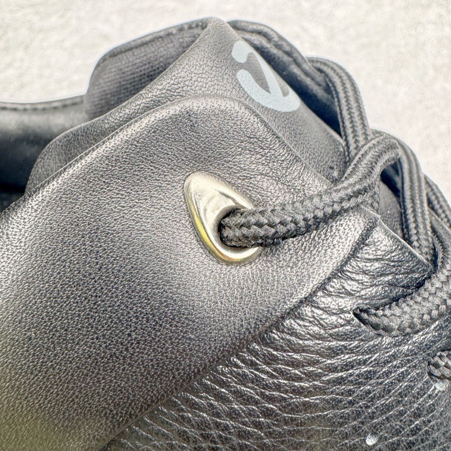 图片[12]-＃GD广顶 ecco爱步 Biom C 牛皮 户外运动 健步 轻盈舒适 减震耐磨 低帮 登山鞋/徒步鞋 独家注塑工艺 渠道原单 实体代购指定版本 真全头层牛皮 PK市面上任何版本 24小时现货供应 进口原料牛皮 莞产超级顶货 新配色陆续上架 产品只会越做越漂亮 鞋头采用原版一致工艺 又甩又用线条的效果目前这个技术市面上的任何版本都达不到这个效果 原版私模开发 细节一步到位不敢说百分百 保证有百分之98还原 慢工出细活 好的产品不怕晚 这次的开发针对艺术家 收藏家 高品质 的人群 水染粒面小牛皮材质 和针车间距都是极致还原 顶级头层的小牛皮 质感无敌 奢侈品的触感 搭配专柜最新全套包装 双种配件卡片 细节诠释 一件不落 不计成本的打磨产品的细节 再微小的细节也会还原 ECCO以三大核心特征为依托：北欧设计风格、鞋履制作、积极的生活方式。北欧设计风格：北欧设计特点是独特、有格调、实用和简约，并且品质优良。鞋履制作：ECCO钟爱鞋履制作以及一切与鞋履制作相关的事物。积极的生活方式：ECCO的创始人希望制作出的鞋履无需磨合，即可完美贴合脚型，帮助人们享受行走的乐趣。ECCO的成功源自其产品质量和创新的技术水平，恪守“鞋遵循双足”的设计理念，将的舒适度和风格融为一体。ECCO跑遍全世界寻找创新的原料。从制革制鞋一体化的设置，源头上控制皮革质量，确保对人体无害。尺码：38 39 40 41 42 43 44（皮鞋码）-选品中心