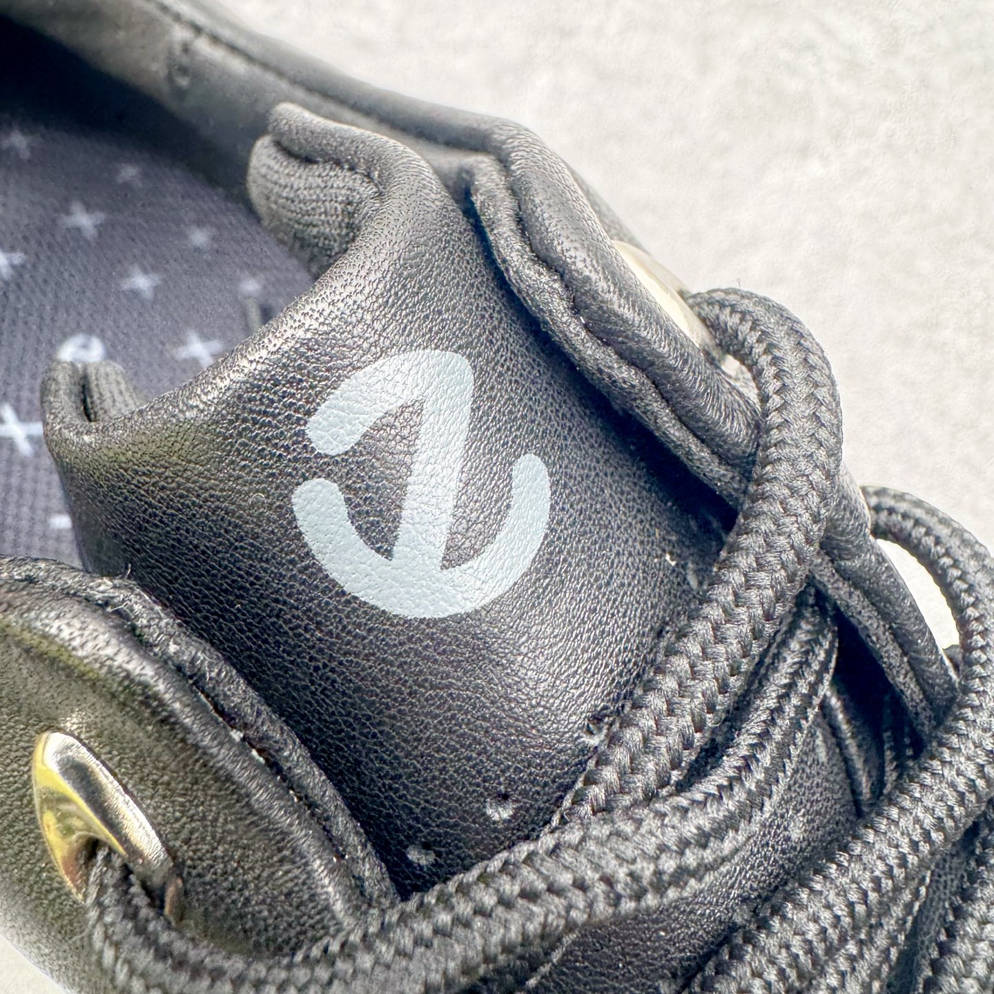 图片[13]-＃GD广顶 ecco爱步 Biom C 牛皮 户外运动 健步 轻盈舒适 减震耐磨 低帮 登山鞋/徒步鞋 独家注塑工艺 渠道原单 实体代购指定版本 真全头层牛皮 PK市面上任何版本 24小时现货供应 进口原料牛皮 莞产超级顶货 新配色陆续上架 产品只会越做越漂亮 鞋头采用原版一致工艺 又甩又用线条的效果目前这个技术市面上的任何版本都达不到这个效果 原版私模开发 细节一步到位不敢说百分百 保证有百分之98还原 慢工出细活 好的产品不怕晚 这次的开发针对艺术家 收藏家 高品质 的人群 水染粒面小牛皮材质 和针车间距都是极致还原 顶级头层的小牛皮 质感无敌 奢侈品的触感 搭配专柜最新全套包装 双种配件卡片 细节诠释 一件不落 不计成本的打磨产品的细节 再微小的细节也会还原 ECCO以三大核心特征为依托：北欧设计风格、鞋履制作、积极的生活方式。北欧设计风格：北欧设计特点是独特、有格调、实用和简约，并且品质优良。鞋履制作：ECCO钟爱鞋履制作以及一切与鞋履制作相关的事物。积极的生活方式：ECCO的创始人希望制作出的鞋履无需磨合，即可完美贴合脚型，帮助人们享受行走的乐趣。ECCO的成功源自其产品质量和创新的技术水平，恪守“鞋遵循双足”的设计理念，将的舒适度和风格融为一体。ECCO跑遍全世界寻找创新的原料。从制革制鞋一体化的设置，源头上控制皮革质量，确保对人体无害。尺码：38 39 40 41 42 43 44（皮鞋码）-选品中心