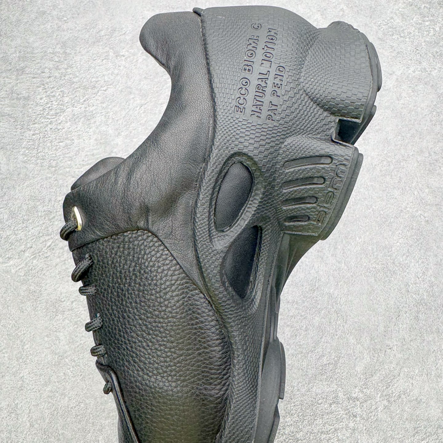 图片[7]-＃GD广顶 ecco爱步 Biom C 牛皮 户外运动 健步 轻盈舒适 减震耐磨 低帮 登山鞋/徒步鞋 独家注塑工艺 渠道原单 实体代购指定版本 真全头层牛皮 PK市面上任何版本 24小时现货供应 进口原料牛皮 莞产超级顶货 新配色陆续上架 产品只会越做越漂亮 鞋头采用原版一致工艺 又甩又用线条的效果目前这个技术市面上的任何版本都达不到这个效果 原版私模开发 细节一步到位不敢说百分百 保证有百分之98还原 慢工出细活 好的产品不怕晚 这次的开发针对艺术家 收藏家 高品质 的人群 水染粒面小牛皮材质 和针车间距都是极致还原 顶级头层的小牛皮 质感无敌 奢侈品的触感 搭配专柜最新全套包装 双种配件卡片 细节诠释 一件不落 不计成本的打磨产品的细节 再微小的细节也会还原 ECCO以三大核心特征为依托：北欧设计风格、鞋履制作、积极的生活方式。北欧设计风格：北欧设计特点是独特、有格调、实用和简约，并且品质优良。鞋履制作：ECCO钟爱鞋履制作以及一切与鞋履制作相关的事物。积极的生活方式：ECCO的创始人希望制作出的鞋履无需磨合，即可完美贴合脚型，帮助人们享受行走的乐趣。ECCO的成功源自其产品质量和创新的技术水平，恪守“鞋遵循双足”的设计理念，将的舒适度和风格融为一体。ECCO跑遍全世界寻找创新的原料。从制革制鞋一体化的设置，源头上控制皮革质量，确保对人体无害。尺码：38 39 40 41 42 43 44（皮鞋码）-选品中心