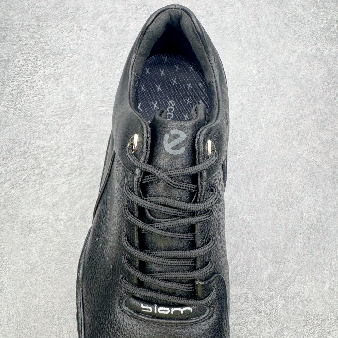 图片[5]-＃GD广顶 ecco爱步 Biom C 牛皮 户外运动 健步 轻盈舒适 减震耐磨 低帮 登山鞋/徒步鞋 独家注塑工艺 渠道原单 实体代购指定版本 真全头层牛皮 PK市面上任何版本 24小时现货供应 进口原料牛皮 莞产超级顶货 新配色陆续上架 产品只会越做越漂亮 鞋头采用原版一致工艺 又甩又用线条的效果目前这个技术市面上的任何版本都达不到这个效果 原版私模开发 细节一步到位不敢说百分百 保证有百分之98还原 慢工出细活 好的产品不怕晚 这次的开发针对艺术家 收藏家 高品质 的人群 水染粒面小牛皮材质 和针车间距都是极致还原 顶级头层的小牛皮 质感无敌 奢侈品的触感 搭配专柜最新全套包装 双种配件卡片 细节诠释 一件不落 不计成本的打磨产品的细节 再微小的细节也会还原 ECCO以三大核心特征为依托：北欧设计风格、鞋履制作、积极的生活方式。北欧设计风格：北欧设计特点是独特、有格调、实用和简约，并且品质优良。鞋履制作：ECCO钟爱鞋履制作以及一切与鞋履制作相关的事物。积极的生活方式：ECCO的创始人希望制作出的鞋履无需磨合，即可完美贴合脚型，帮助人们享受行走的乐趣。ECCO的成功源自其产品质量和创新的技术水平，恪守“鞋遵循双足”的设计理念，将的舒适度和风格融为一体。ECCO跑遍全世界寻找创新的原料。从制革制鞋一体化的设置，源头上控制皮革质量，确保对人体无害。尺码：38 39 40 41 42 43 44（皮鞋码）-选品中心