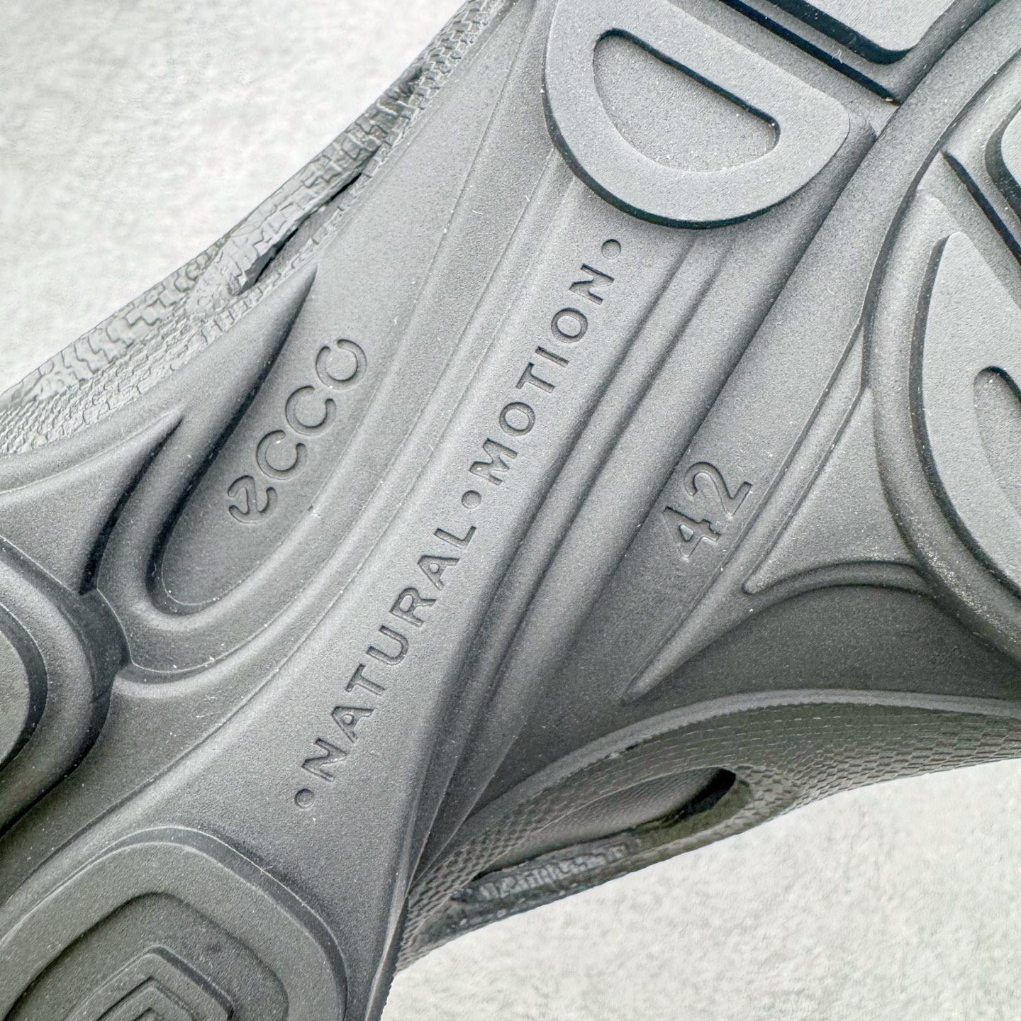图片[19]-＃GD广顶 ecco爱步 Biom C 牛皮 户外运动 健步 轻盈舒适 减震耐磨 低帮 登山鞋/徒步鞋 独家注塑工艺 渠道原单 实体代购指定版本 真全头层牛皮 PK市面上任何版本 24小时现货供应 进口原料牛皮 莞产超级顶货 新配色陆续上架 产品只会越做越漂亮 鞋头采用原版一致工艺 又甩又用线条的效果目前这个技术市面上的任何版本都达不到这个效果 原版私模开发 细节一步到位不敢说百分百 保证有百分之98还原 慢工出细活 好的产品不怕晚 这次的开发针对艺术家 收藏家 高品质 的人群 水染粒面小牛皮材质 和针车间距都是极致还原 顶级头层的小牛皮 质感无敌 奢侈品的触感 搭配专柜最新全套包装 双种配件卡片 细节诠释 一件不落 不计成本的打磨产品的细节 再微小的细节也会还原 ECCO以三大核心特征为依托：北欧设计风格、鞋履制作、积极的生活方式。北欧设计风格：北欧设计特点是独特、有格调、实用和简约，并且品质优良。鞋履制作：ECCO钟爱鞋履制作以及一切与鞋履制作相关的事物。积极的生活方式：ECCO的创始人希望制作出的鞋履无需磨合，即可完美贴合脚型，帮助人们享受行走的乐趣。ECCO的成功源自其产品质量和创新的技术水平，恪守“鞋遵循双足”的设计理念，将的舒适度和风格融为一体。ECCO跑遍全世界寻找创新的原料。从制革制鞋一体化的设置，源头上控制皮革质量，确保对人体无害。尺码：38 39 40 41 42 43 44（皮鞋码）-选品中心