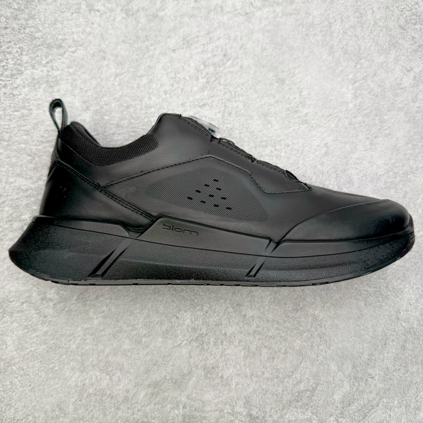 ＃GD广顶 ecco爱步 Biom 2.2 牛皮 慢跑 圆头时尚百搭 牛皮 橡胶底 低帮 生活休闲鞋 独家注塑工艺 渠道原单 实体代购指定版本 真全头层牛皮 PK市面上任何版本 24小时现货供应 进口原料牛皮 莞产超级顶货 新配色陆续上架 产品只会越做越漂亮 鞋头采用原版一致工艺 又甩又用线条的效果目前这个技术市面上的任何版本都达不到这个效果 原版私模开发 细节一步到位不敢说百分百 保证有百分之98还原 慢工出细活 好的产品不怕晚 这次的开发针对艺术家 收藏家 高品质 的人群 水染粒面小牛皮材质 和针车间距都是极致还原 顶级头层的小牛皮 质感无敌 奢侈品的触感 搭配专柜最新全套包装 双种配件卡片 细节诠释 一件不落 不计成本的打磨产品的细节 再微小的细节也会还原 ECCO以三大核心特征为依托：北欧设计风格、鞋履制作、积极的生活方式。北欧设计风格：北欧设计特点是独特、有格调、实用和简约，并且品质优良。鞋履制作：ECCO钟爱鞋履制作以及一切与鞋履制作相关的事物。积极的生活方式：ECCO的创始人希望制作出的鞋履无需磨合，即可完美贴合脚型，帮助人们享受行走的乐趣。ECCO的成功源自其产品质量和创新的技术水平，恪守“鞋遵循双足”的设计理念，将的舒适度和风格融为一体。ECCO跑遍全世界寻找创新的原料。从制革制鞋一体化的设置，源头上控制皮革质量，确保对人体无害。尺码：38 39 40 41 42 43 44（皮鞋码）-选品中心