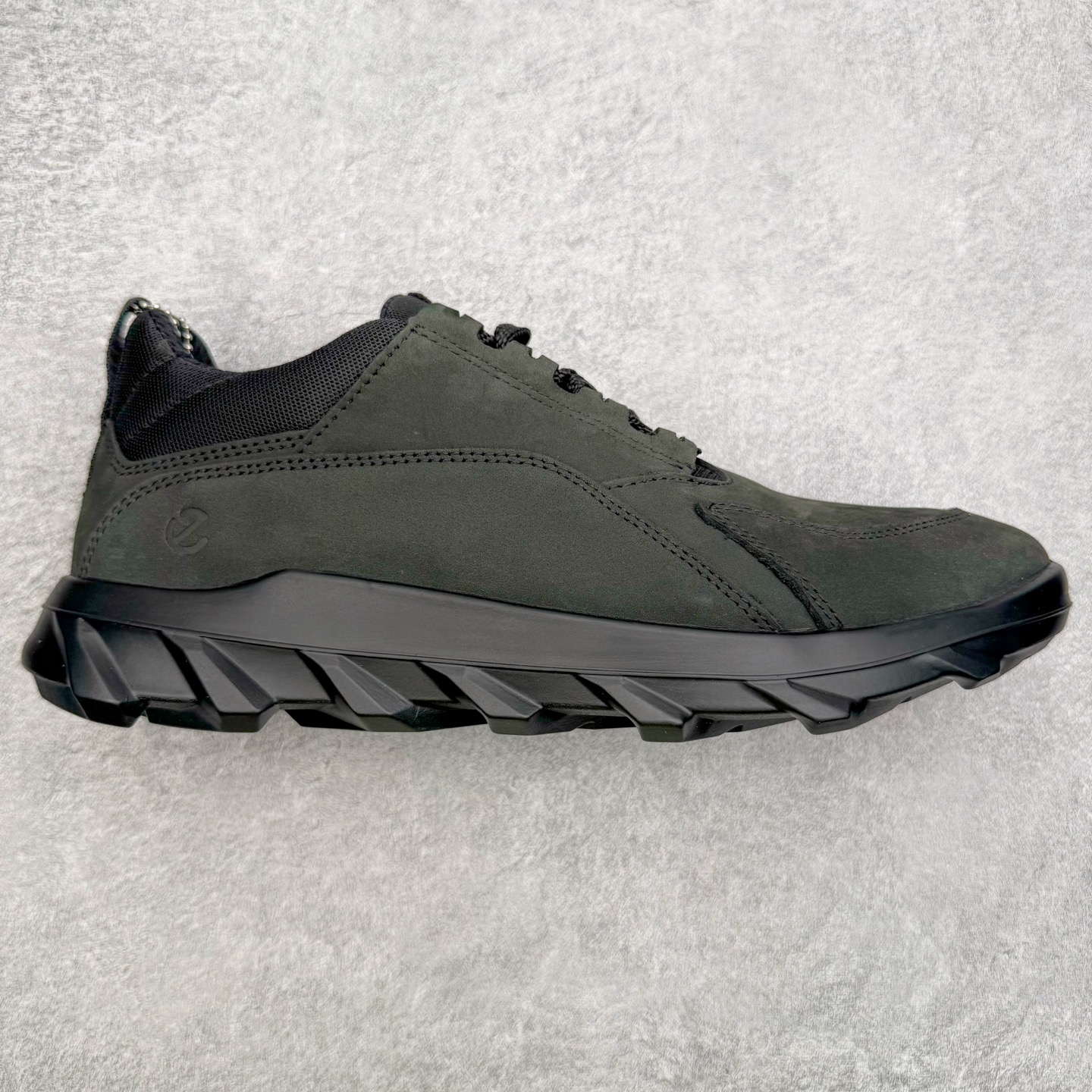 ＃GD广顶 ecco爱步 驱动 牛皮革 圆头舒适系带 低帮 生活休闲鞋 独家注塑工艺 渠道原单 实体代购指定版本 真全头层牛皮 PK市面上任何版本 24小时现货供应 进口原料牛皮 莞产超级顶货 新配色陆续上架 产品只会越做越漂亮 鞋头采用原版一致工艺 又甩又用线条的效果目前这个技术市面上的任何版本都达不到这个效果 原版私模开发 细节一步到位不敢说百分百 保证有百分之98还原 慢工出细活 好的产品不怕晚 这次的开发针对艺术家 收藏家 高品质 的人群 水染粒面小牛皮材质 和针车间距都是极致还原 顶级头层的小牛皮 质感无敌 奢侈品的触感 搭配专柜最新全套包装 双种配件卡片 细节诠释 一件不落 不计成本的打磨产品的细节 再微小的细节也会还原 ECCO以三大核心特征为依托：北欧设计风格、鞋履制作、积极的生活方式。北欧设计风格：北欧设计特点是独特、有格调、实用和简约，并且品质优良。鞋履制作：ECCO钟爱鞋履制作以及一切与鞋履制作相关的事物。积极的生活方式：ECCO的创始人希望制作出的鞋履无需磨合，即可完美贴合脚型，帮助人们享受行走的乐趣。ECCO的成功源自其产品质量和创新的技术水平，恪守“鞋遵循双足”的设计理念，将的舒适度和风格融为一体。ECCO跑遍全世界寻找创新的原料。从制革制鞋一体化的设置，源头上控制皮革质量，确保对人体无害。尺码：38 39 40 41 42 43 44（皮鞋码）-选品中心