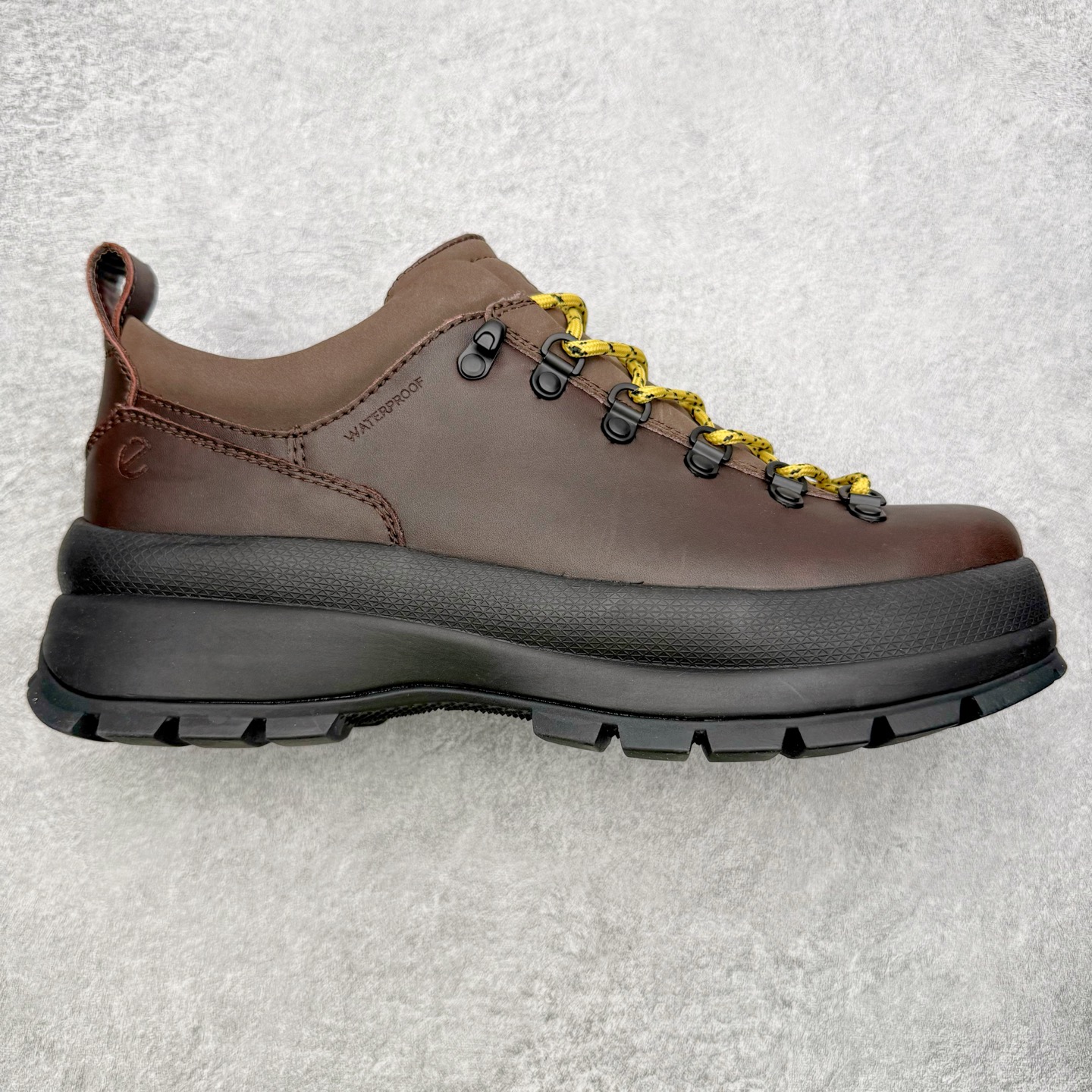 ＃GD广顶 ecco爱步 踪迹30 牛皮 时尚百搭 低帮 生活休闲鞋 独家注塑工艺 渠道原单 实体代购指定版本 真全头层牛皮 PK市面上任何版本 24小时现货供应 进口原料牛皮 莞产超级顶货 新配色陆续上架 产品只会越做越漂亮 鞋头采用原版一致工艺 又甩又用线条的效果目前这个技术市面上的任何版本都达不到这个效果 原版私模开发 细节一步到位不敢说百分百 保证有百分之98还原 慢工出细活 好的产品不怕晚 这次的开发针对艺术家 收藏家 高品质 的人群 水染粒面小牛皮材质 和针车间距都是极致还原 顶级头层的小牛皮 质感无敌 奢侈品的触感 搭配专柜最新全套包装 双种配件卡片 细节诠释 一件不落 不计成本的打磨产品的细节 再微小的细节也会还原 ECCO以三大核心特征为依托：北欧设计风格、鞋履制作、积极的生活方式。北欧设计风格：北欧设计特点是独特、有格调、实用和简约，并且品质优良。鞋履制作：ECCO钟爱鞋履制作以及一切与鞋履制作相关的事物。积极的生活方式：ECCO的创始人希望制作出的鞋履无需磨合，即可完美贴合脚型，帮助人们享受行走的乐趣。ECCO的成功源自其产品质量和创新的技术水平，恪守“鞋遵循双足”的设计理念，将的舒适度和风格融为一体。ECCO跑遍全世界寻找创新的原料。从制革制鞋一体化的设置，源头上控制皮革质量，确保对人体无害。尺码：38 39 40 41 42 43 44（皮鞋码）-选品中心