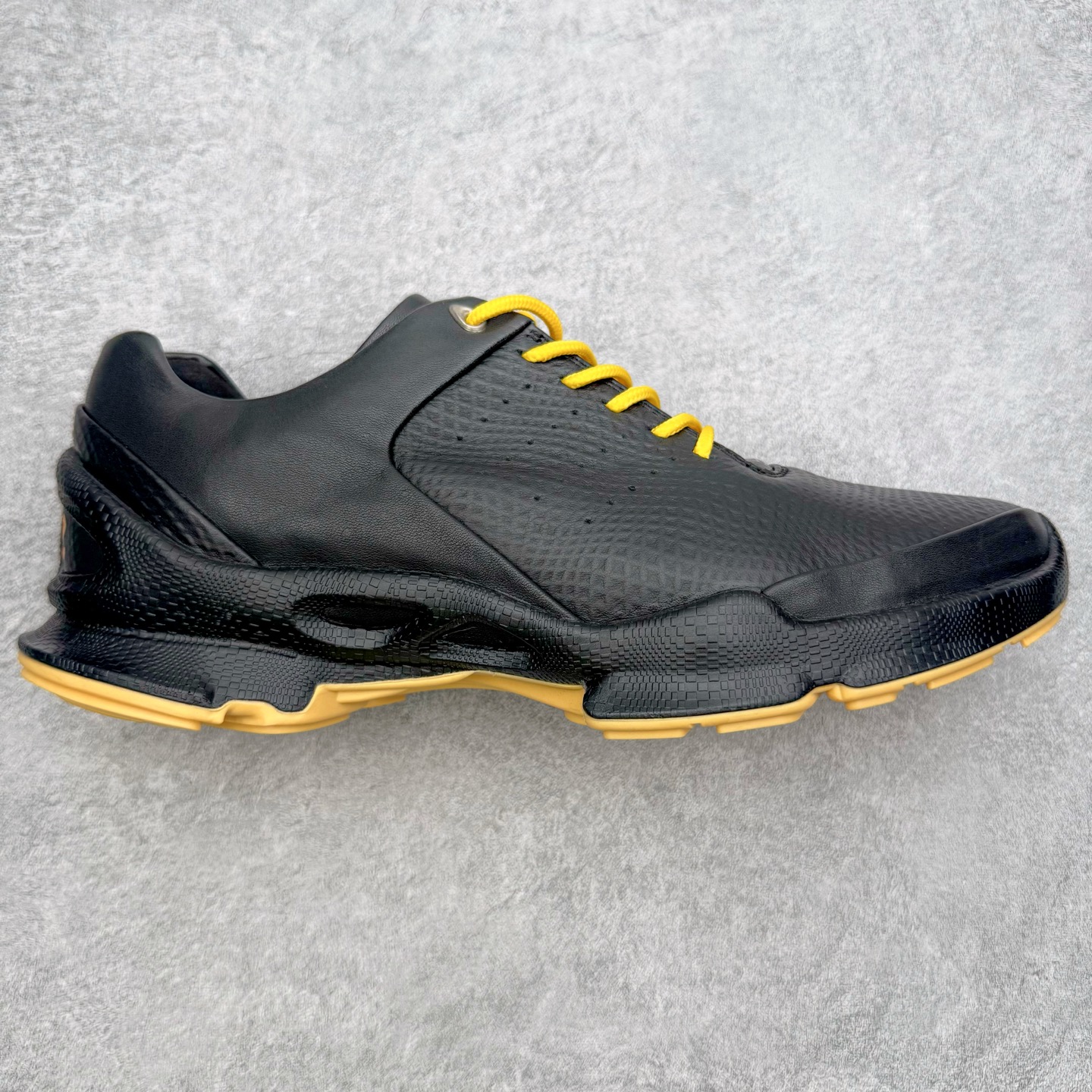 ＃GD广顶 ecco爱步 Biom C 牛皮 户外运动 健步 轻盈舒适 减震耐磨 低帮 登山鞋/徒步鞋 独家注塑工艺 渠道原单 实体代购指定版本 真全头层牛皮 PK市面上任何版本 24小时现货供应 进口原料牛皮 莞产超级顶货 新配色陆续上架 产品只会越做越漂亮 鞋头采用原版一致工艺 又甩又用线条的效果目前这个技术市面上的任何版本都达不到这个效果 原版私模开发 细节一步到位不敢说百分百 保证有百分之98还原 慢工出细活 好的产品不怕晚 这次的开发针对艺术家 收藏家 高品质 的人群 水染粒面小牛皮材质 和针车间距都是极致还原 顶级头层的小牛皮 质感无敌 奢侈品的触感 搭配专柜最新全套包装 双种配件卡片 细节诠释 一件不落 不计成本的打磨产品的细节 再微小的细节也会还原 ECCO以三大核心特征为依托：北欧设计风格、鞋履制作、积极的生活方式。北欧设计风格：北欧设计特点是独特、有格调、实用和简约，并且品质优良。鞋履制作：ECCO钟爱鞋履制作以及一切与鞋履制作相关的事物。积极的生活方式：ECCO的创始人希望制作出的鞋履无需磨合，即可完美贴合脚型，帮助人们享受行走的乐趣。ECCO的成功源自其产品质量和创新的技术水平，恪守“鞋遵循双足”的设计理念，将的舒适度和风格融为一体。ECCO跑遍全世界寻找创新的原料。从制革制鞋一体化的设置，源头上控制皮革质量，确保对人体无害。尺码：38 39 40 41 42 43 44（皮鞋码）-选品中心