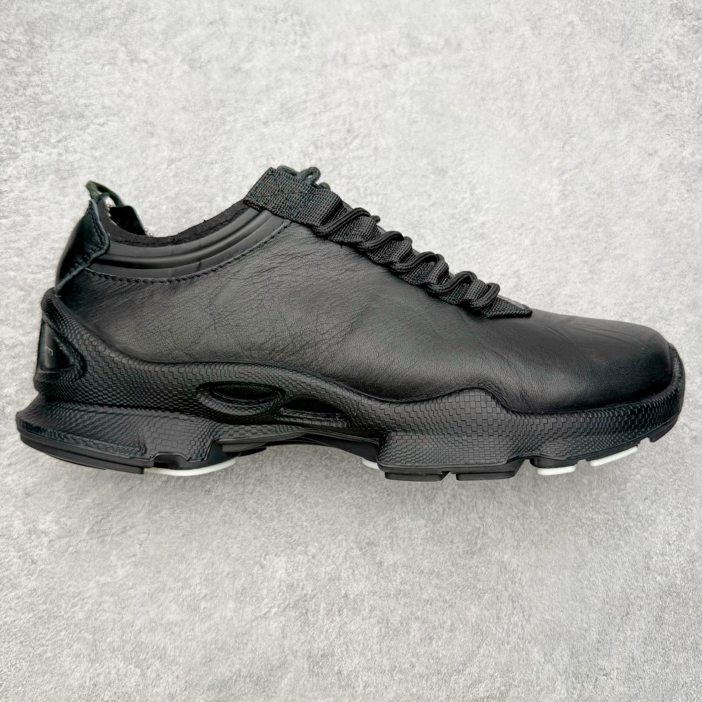 ＃GD广顶 ecco爱步 Biom C 牛皮 户外运动 健步 轻盈舒适 减震耐磨 低帮 登山鞋/徒步鞋 独家注塑工艺 渠道原单 实体代购指定版本 真全头层牛皮 PK市面上任何版本 24小时现货供应 进口原料牛皮 莞产超级顶货 新配色陆续上架 产品只会越做越漂亮 鞋头采用原版一致工艺 又甩又用线条的效果目前这个技术市面上的任何版本都达不到这个效果 原版私模开发 细节一步到位不敢说百分百 保证有百分之98还原 慢工出细活 好的产品不怕晚 这次的开发针对艺术家 收藏家 高品质 的人群 水染粒面小牛皮材质 和针车间距都是极致还原 顶级头层的小牛皮 质感无敌 奢侈品的触感 搭配专柜最新全套包装 双种配件卡片 细节诠释 一件不落 不计成本的打磨产品的细节 再微小的细节也会还原 ECCO以三大核心特征为依托：北欧设计风格、鞋履制作、积极的生活方式。北欧设计风格：北欧设计特点是独特、有格调、实用和简约，并且品质优良。鞋履制作：ECCO钟爱鞋履制作以及一切与鞋履制作相关的事物。积极的生活方式：ECCO的创始人希望制作出的鞋履无需磨合，即可完美贴合脚型，帮助人们享受行走的乐趣。ECCO的成功源自其产品质量和创新的技术水平，恪守“鞋遵循双足”的设计理念，将的舒适度和风格融为一体。ECCO跑遍全世界寻找创新的原料。从制革制鞋一体化的设置，源头上控制皮革质量，确保对人体无害。尺码：38 39 40 41 42 43 44（皮鞋码）-选品中心