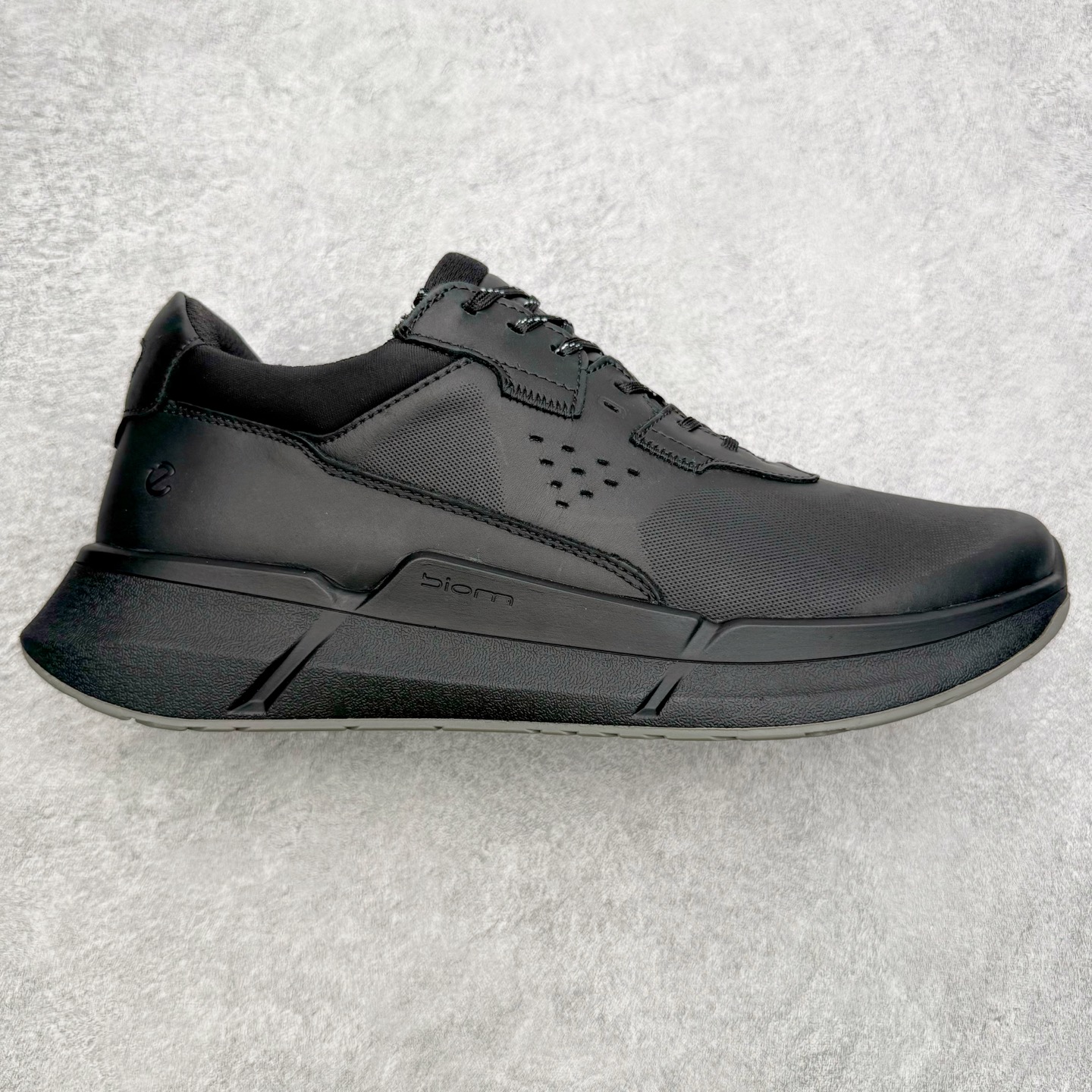 ＃GD广顶 ecco爱步 Biom 2.2 牛皮 慢跑 圆头时尚百搭 牛皮 橡胶底 低帮 生活休闲鞋 独家注塑工艺 渠道原单 实体代购指定版本 真全头层牛皮 PK市面上任何版本 24小时现货供应 进口原料牛皮 莞产超级顶货 新配色陆续上架 产品只会越做越漂亮 鞋头采用原版一致工艺 又甩又用线条的效果目前这个技术市面上的任何版本都达不到这个效果 原版私模开发 细节一步到位不敢说百分百 保证有百分之98还原 慢工出细活 好的产品不怕晚 这次的开发针对艺术家 收藏家 高品质 的人群 水染粒面小牛皮材质 和针车间距都是极致还原 顶级头层的小牛皮 质感无敌 奢侈品的触感 搭配专柜最新全套包装 双种配件卡片 细节诠释 一件不落 不计成本的打磨产品的细节 再微小的细节也会还原 ECCO以三大核心特征为依托：北欧设计风格、鞋履制作、积极的生活方式。北欧设计风格：北欧设计特点是独特、有格调、实用和简约，并且品质优良。鞋履制作：ECCO钟爱鞋履制作以及一切与鞋履制作相关的事物。积极的生活方式：ECCO的创始人希望制作出的鞋履无需磨合，即可完美贴合脚型，帮助人们享受行走的乐趣。ECCO的成功源自其产品质量和创新的技术水平，恪守“鞋遵循双足”的设计理念，将的舒适度和风格融为一体。ECCO跑遍全世界寻找创新的原料。从制革制鞋一体化的设置，源头上控制皮革质量，确保对人体无害。尺码：38 39 40 41 42 43 44（皮鞋码）-选品中心