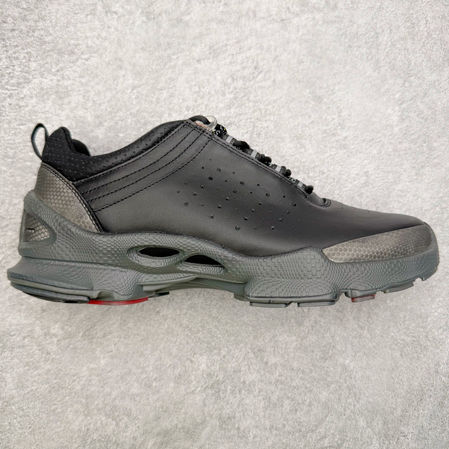 ＃GD广顶 ecco爱步 Biom C 牛皮 户外运动 健步 轻盈舒适 减震耐磨 低帮 登山鞋/徒步鞋 独家注塑工艺 渠道原单 实体代购指定版本 真全头层牛皮 PK市面上任何版本 24小时现货供应 进口原料牛皮 莞产超级顶货 新配色陆续上架 产品只会越做越漂亮 鞋头采用原版一致工艺 又甩又用线条的效果目前这个技术市面上的任何版本都达不到这个效果 原版私模开发 细节一步到位不敢说百分百 保证有百分之98还原 慢工出细活 好的产品不怕晚 这次的开发针对艺术家 收藏家 高品质 的人群 水染粒面小牛皮材质 和针车间距都是极致还原 顶级头层的小牛皮 质感无敌 奢侈品的触感 搭配专柜最新全套包装 双种配件卡片 细节诠释 一件不落 不计成本的打磨产品的细节 再微小的细节也会还原 ECCO以三大核心特征为依托：北欧设计风格、鞋履制作、积极的生活方式。北欧设计风格：北欧设计特点是独特、有格调、实用和简约，并且品质优良。鞋履制作：ECCO钟爱鞋履制作以及一切与鞋履制作相关的事物。积极的生活方式：ECCO的创始人希望制作出的鞋履无需磨合，即可完美贴合脚型，帮助人们享受行走的乐趣。ECCO的成功源自其产品质量和创新的技术水平，恪守“鞋遵循双足”的设计理念，将的舒适度和风格融为一体。ECCO跑遍全世界寻找创新的原料。从制革制鞋一体化的设置，源头上控制皮革质量，确保对人体无害。尺码：38 39 40 41 42 43 44（皮鞋码）-选品中心