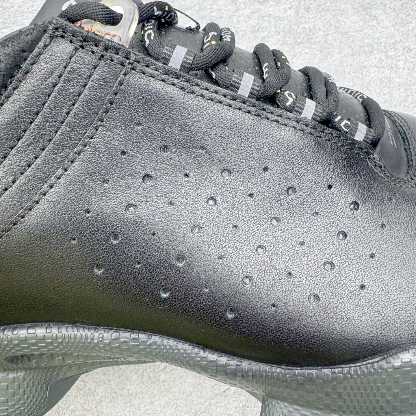 图片[16]-＃GD广顶 ecco爱步 Biom C 牛皮 户外运动 健步 轻盈舒适 减震耐磨 低帮 登山鞋/徒步鞋 独家注塑工艺 渠道原单 实体代购指定版本 真全头层牛皮 PK市面上任何版本 24小时现货供应 进口原料牛皮 莞产超级顶货 新配色陆续上架 产品只会越做越漂亮 鞋头采用原版一致工艺 又甩又用线条的效果目前这个技术市面上的任何版本都达不到这个效果 原版私模开发 细节一步到位不敢说百分百 保证有百分之98还原 慢工出细活 好的产品不怕晚 这次的开发针对艺术家 收藏家 高品质 的人群 水染粒面小牛皮材质 和针车间距都是极致还原 顶级头层的小牛皮 质感无敌 奢侈品的触感 搭配专柜最新全套包装 双种配件卡片 细节诠释 一件不落 不计成本的打磨产品的细节 再微小的细节也会还原 ECCO以三大核心特征为依托：北欧设计风格、鞋履制作、积极的生活方式。北欧设计风格：北欧设计特点是独特、有格调、实用和简约，并且品质优良。鞋履制作：ECCO钟爱鞋履制作以及一切与鞋履制作相关的事物。积极的生活方式：ECCO的创始人希望制作出的鞋履无需磨合，即可完美贴合脚型，帮助人们享受行走的乐趣。ECCO的成功源自其产品质量和创新的技术水平，恪守“鞋遵循双足”的设计理念，将的舒适度和风格融为一体。ECCO跑遍全世界寻找创新的原料。从制革制鞋一体化的设置，源头上控制皮革质量，确保对人体无害。尺码：38 39 40 41 42 43 44（皮鞋码）-选品中心