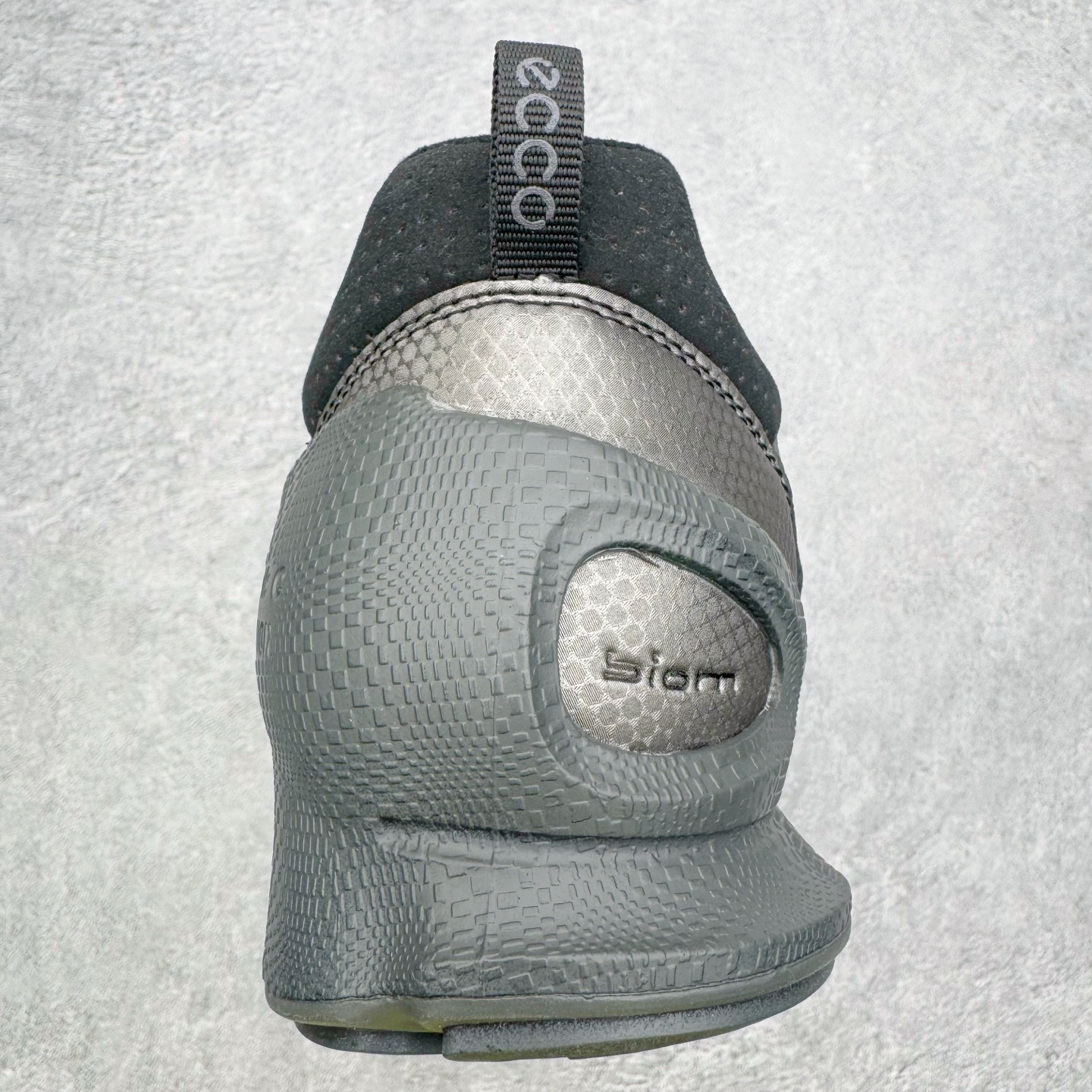 图片[8]-＃GD广顶 ecco爱步 Biom C 牛皮 户外运动 健步 轻盈舒适 减震耐磨 低帮 登山鞋/徒步鞋 独家注塑工艺 渠道原单 实体代购指定版本 真全头层牛皮 PK市面上任何版本 24小时现货供应 进口原料牛皮 莞产超级顶货 新配色陆续上架 产品只会越做越漂亮 鞋头采用原版一致工艺 又甩又用线条的效果目前这个技术市面上的任何版本都达不到这个效果 原版私模开发 细节一步到位不敢说百分百 保证有百分之98还原 慢工出细活 好的产品不怕晚 这次的开发针对艺术家 收藏家 高品质 的人群 水染粒面小牛皮材质 和针车间距都是极致还原 顶级头层的小牛皮 质感无敌 奢侈品的触感 搭配专柜最新全套包装 双种配件卡片 细节诠释 一件不落 不计成本的打磨产品的细节 再微小的细节也会还原 ECCO以三大核心特征为依托：北欧设计风格、鞋履制作、积极的生活方式。北欧设计风格：北欧设计特点是独特、有格调、实用和简约，并且品质优良。鞋履制作：ECCO钟爱鞋履制作以及一切与鞋履制作相关的事物。积极的生活方式：ECCO的创始人希望制作出的鞋履无需磨合，即可完美贴合脚型，帮助人们享受行走的乐趣。ECCO的成功源自其产品质量和创新的技术水平，恪守“鞋遵循双足”的设计理念，将的舒适度和风格融为一体。ECCO跑遍全世界寻找创新的原料。从制革制鞋一体化的设置，源头上控制皮革质量，确保对人体无害。尺码：38 39 40 41 42 43 44（皮鞋码）-选品中心