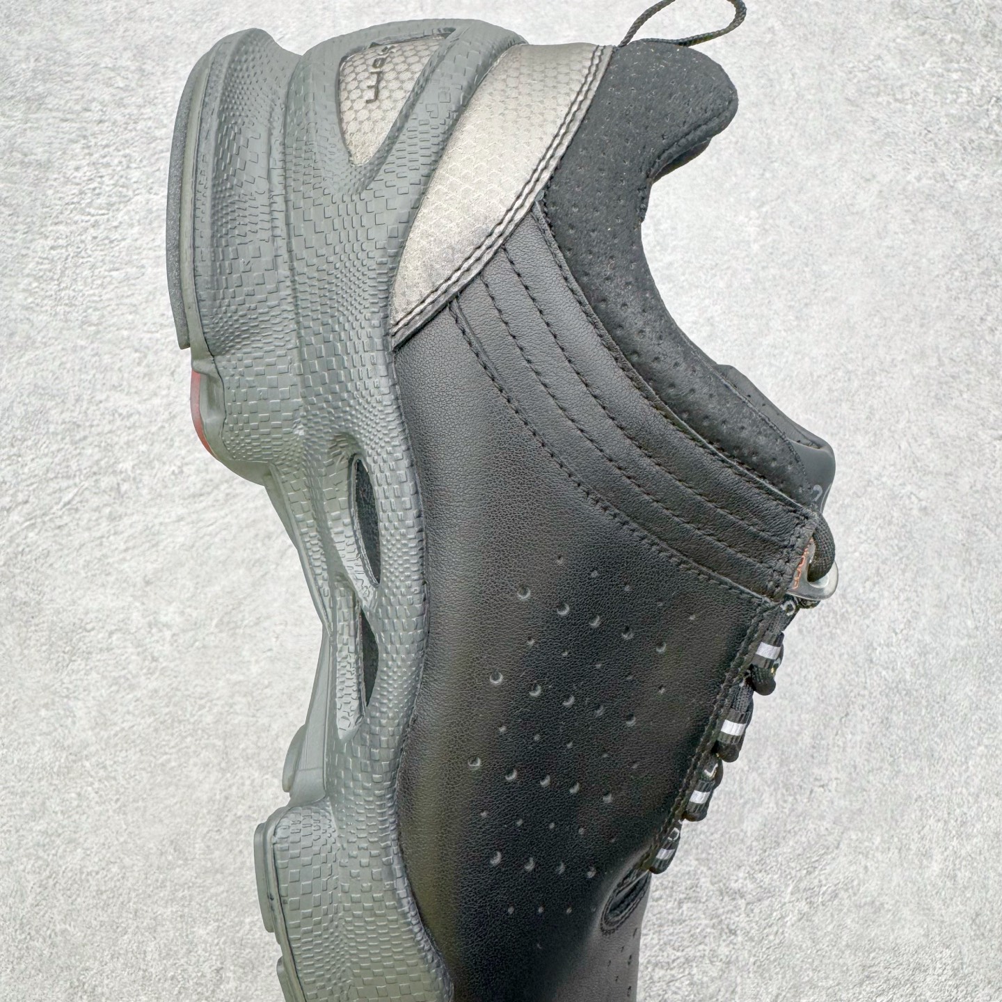 图片[6]-＃GD广顶 ecco爱步 Biom C 牛皮 户外运动 健步 轻盈舒适 减震耐磨 低帮 登山鞋/徒步鞋 独家注塑工艺 渠道原单 实体代购指定版本 真全头层牛皮 PK市面上任何版本 24小时现货供应 进口原料牛皮 莞产超级顶货 新配色陆续上架 产品只会越做越漂亮 鞋头采用原版一致工艺 又甩又用线条的效果目前这个技术市面上的任何版本都达不到这个效果 原版私模开发 细节一步到位不敢说百分百 保证有百分之98还原 慢工出细活 好的产品不怕晚 这次的开发针对艺术家 收藏家 高品质 的人群 水染粒面小牛皮材质 和针车间距都是极致还原 顶级头层的小牛皮 质感无敌 奢侈品的触感 搭配专柜最新全套包装 双种配件卡片 细节诠释 一件不落 不计成本的打磨产品的细节 再微小的细节也会还原 ECCO以三大核心特征为依托：北欧设计风格、鞋履制作、积极的生活方式。北欧设计风格：北欧设计特点是独特、有格调、实用和简约，并且品质优良。鞋履制作：ECCO钟爱鞋履制作以及一切与鞋履制作相关的事物。积极的生活方式：ECCO的创始人希望制作出的鞋履无需磨合，即可完美贴合脚型，帮助人们享受行走的乐趣。ECCO的成功源自其产品质量和创新的技术水平，恪守“鞋遵循双足”的设计理念，将的舒适度和风格融为一体。ECCO跑遍全世界寻找创新的原料。从制革制鞋一体化的设置，源头上控制皮革质量，确保对人体无害。尺码：38 39 40 41 42 43 44（皮鞋码）-选品中心