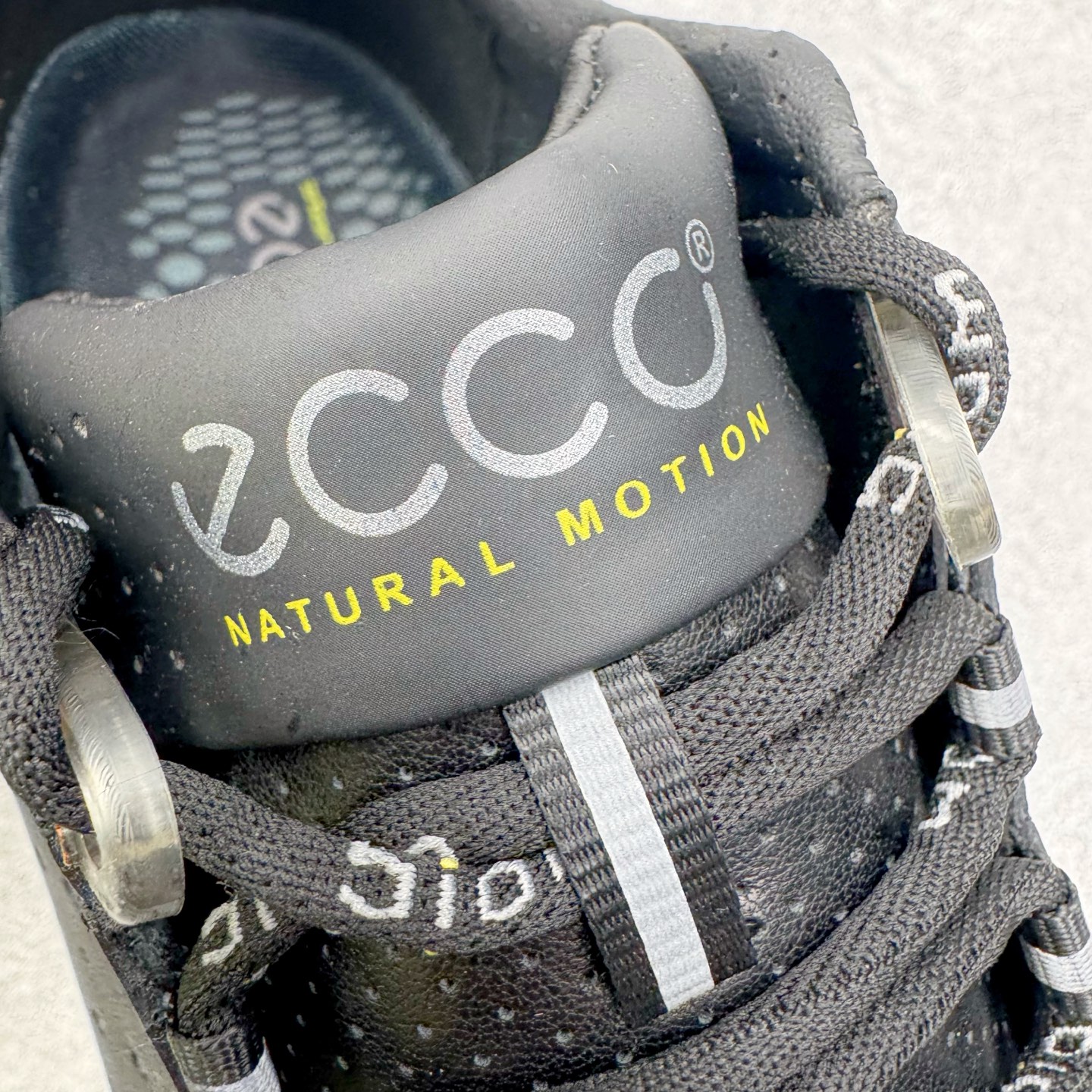 图片[13]-＃GD广顶 ecco爱步 Biom C 牛皮 户外运动 健步 轻盈舒适 减震耐磨 低帮 登山鞋/徒步鞋 独家注塑工艺 渠道原单 实体代购指定版本 真全头层牛皮 PK市面上任何版本 24小时现货供应 进口原料牛皮 莞产超级顶货 新配色陆续上架 产品只会越做越漂亮 鞋头采用原版一致工艺 又甩又用线条的效果目前这个技术市面上的任何版本都达不到这个效果 原版私模开发 细节一步到位不敢说百分百 保证有百分之98还原 慢工出细活 好的产品不怕晚 这次的开发针对艺术家 收藏家 高品质 的人群 水染粒面小牛皮材质 和针车间距都是极致还原 顶级头层的小牛皮 质感无敌 奢侈品的触感 搭配专柜最新全套包装 双种配件卡片 细节诠释 一件不落 不计成本的打磨产品的细节 再微小的细节也会还原 ECCO以三大核心特征为依托：北欧设计风格、鞋履制作、积极的生活方式。北欧设计风格：北欧设计特点是独特、有格调、实用和简约，并且品质优良。鞋履制作：ECCO钟爱鞋履制作以及一切与鞋履制作相关的事物。积极的生活方式：ECCO的创始人希望制作出的鞋履无需磨合，即可完美贴合脚型，帮助人们享受行走的乐趣。ECCO的成功源自其产品质量和创新的技术水平，恪守“鞋遵循双足”的设计理念，将的舒适度和风格融为一体。ECCO跑遍全世界寻找创新的原料。从制革制鞋一体化的设置，源头上控制皮革质量，确保对人体无害。尺码：38 39 40 41 42 43 44（皮鞋码）-选品中心