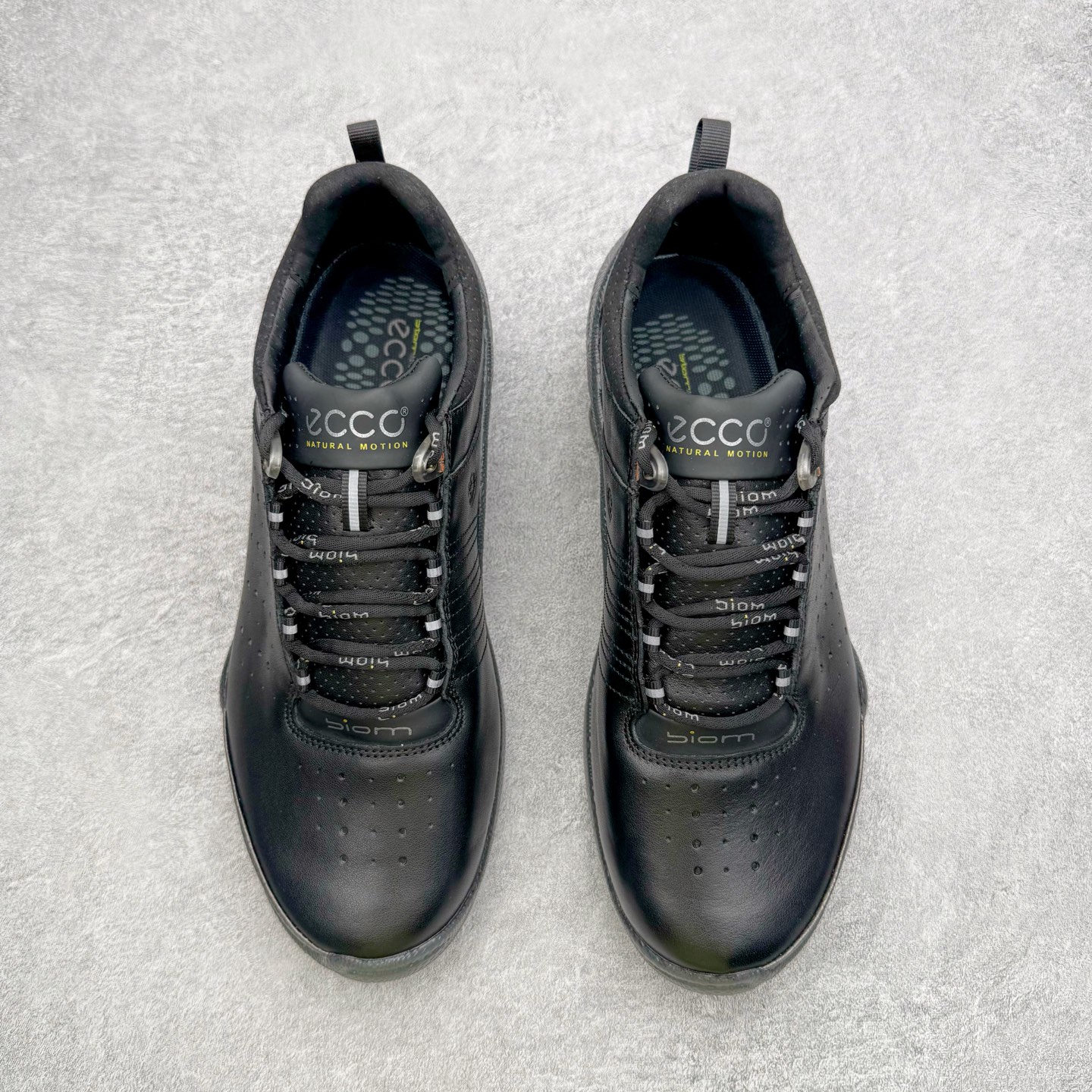 图片[2]-＃GD广顶 ecco爱步 Biom C 牛皮 户外运动 健步 轻盈舒适 减震耐磨 低帮 登山鞋/徒步鞋 独家注塑工艺 渠道原单 实体代购指定版本 真全头层牛皮 PK市面上任何版本 24小时现货供应 进口原料牛皮 莞产超级顶货 新配色陆续上架 产品只会越做越漂亮 鞋头采用原版一致工艺 又甩又用线条的效果目前这个技术市面上的任何版本都达不到这个效果 原版私模开发 细节一步到位不敢说百分百 保证有百分之98还原 慢工出细活 好的产品不怕晚 这次的开发针对艺术家 收藏家 高品质 的人群 水染粒面小牛皮材质 和针车间距都是极致还原 顶级头层的小牛皮 质感无敌 奢侈品的触感 搭配专柜最新全套包装 双种配件卡片 细节诠释 一件不落 不计成本的打磨产品的细节 再微小的细节也会还原 ECCO以三大核心特征为依托：北欧设计风格、鞋履制作、积极的生活方式。北欧设计风格：北欧设计特点是独特、有格调、实用和简约，并且品质优良。鞋履制作：ECCO钟爱鞋履制作以及一切与鞋履制作相关的事物。积极的生活方式：ECCO的创始人希望制作出的鞋履无需磨合，即可完美贴合脚型，帮助人们享受行走的乐趣。ECCO的成功源自其产品质量和创新的技术水平，恪守“鞋遵循双足”的设计理念，将的舒适度和风格融为一体。ECCO跑遍全世界寻找创新的原料。从制革制鞋一体化的设置，源头上控制皮革质量，确保对人体无害。尺码：38 39 40 41 42 43 44（皮鞋码）-选品中心