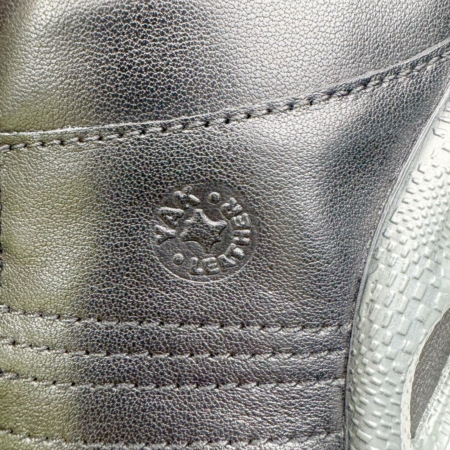 图片[10]-＃GD广顶 ecco爱步 Biom C 牛皮 户外运动 健步 轻盈舒适 减震耐磨 低帮 登山鞋/徒步鞋 独家注塑工艺 渠道原单 实体代购指定版本 真全头层牛皮 PK市面上任何版本 24小时现货供应 进口原料牛皮 莞产超级顶货 新配色陆续上架 产品只会越做越漂亮 鞋头采用原版一致工艺 又甩又用线条的效果目前这个技术市面上的任何版本都达不到这个效果 原版私模开发 细节一步到位不敢说百分百 保证有百分之98还原 慢工出细活 好的产品不怕晚 这次的开发针对艺术家 收藏家 高品质 的人群 水染粒面小牛皮材质 和针车间距都是极致还原 顶级头层的小牛皮 质感无敌 奢侈品的触感 搭配专柜最新全套包装 双种配件卡片 细节诠释 一件不落 不计成本的打磨产品的细节 再微小的细节也会还原 ECCO以三大核心特征为依托：北欧设计风格、鞋履制作、积极的生活方式。北欧设计风格：北欧设计特点是独特、有格调、实用和简约，并且品质优良。鞋履制作：ECCO钟爱鞋履制作以及一切与鞋履制作相关的事物。积极的生活方式：ECCO的创始人希望制作出的鞋履无需磨合，即可完美贴合脚型，帮助人们享受行走的乐趣。ECCO的成功源自其产品质量和创新的技术水平，恪守“鞋遵循双足”的设计理念，将的舒适度和风格融为一体。ECCO跑遍全世界寻找创新的原料。从制革制鞋一体化的设置，源头上控制皮革质量，确保对人体无害。尺码：38 39 40 41 42 43 44（皮鞋码）-选品中心