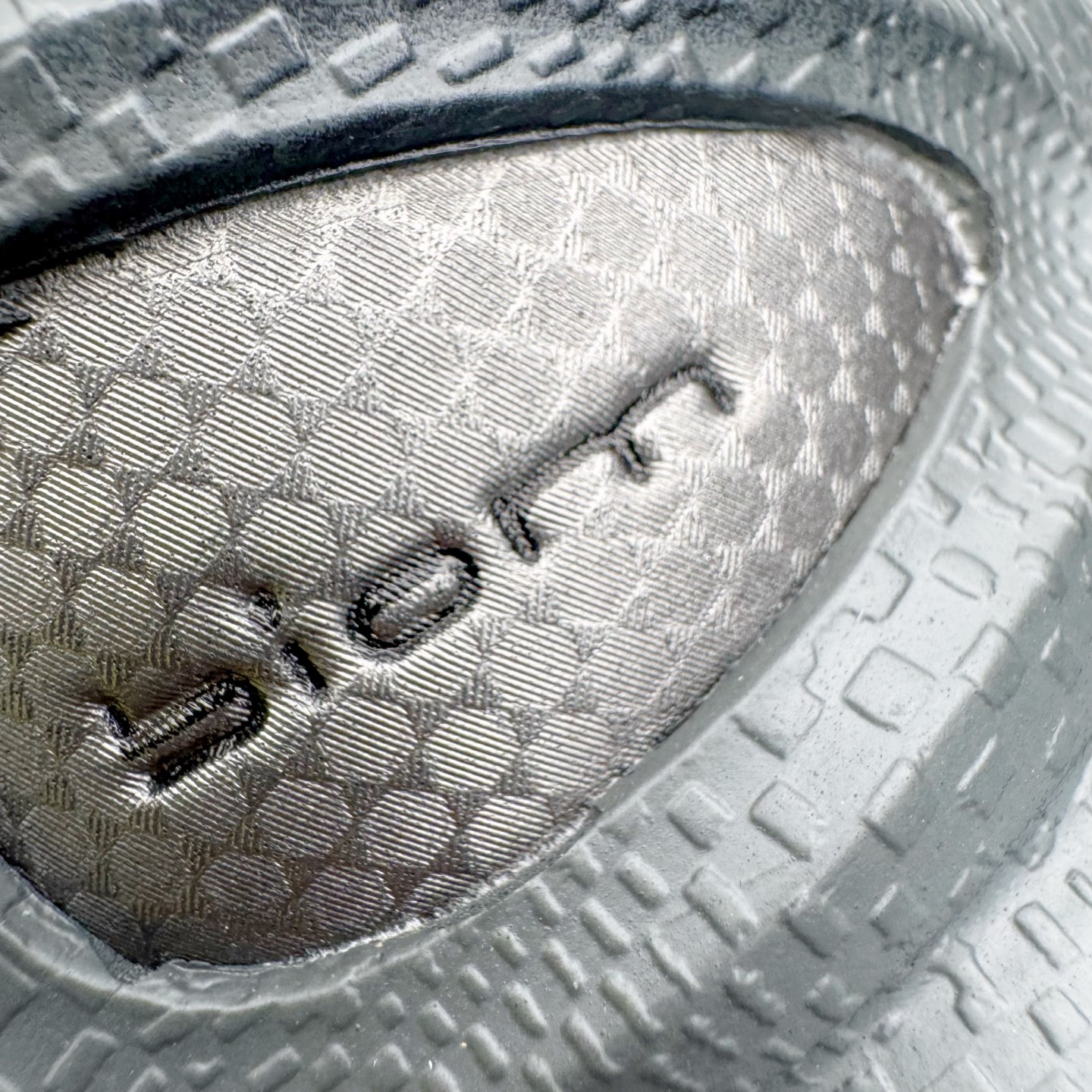 图片[12]-＃GD广顶 ecco爱步 Biom C 牛皮 户外运动 健步 轻盈舒适 减震耐磨 低帮 登山鞋/徒步鞋 独家注塑工艺 渠道原单 实体代购指定版本 真全头层牛皮 PK市面上任何版本 24小时现货供应 进口原料牛皮 莞产超级顶货 新配色陆续上架 产品只会越做越漂亮 鞋头采用原版一致工艺 又甩又用线条的效果目前这个技术市面上的任何版本都达不到这个效果 原版私模开发 细节一步到位不敢说百分百 保证有百分之98还原 慢工出细活 好的产品不怕晚 这次的开发针对艺术家 收藏家 高品质 的人群 水染粒面小牛皮材质 和针车间距都是极致还原 顶级头层的小牛皮 质感无敌 奢侈品的触感 搭配专柜最新全套包装 双种配件卡片 细节诠释 一件不落 不计成本的打磨产品的细节 再微小的细节也会还原 ECCO以三大核心特征为依托：北欧设计风格、鞋履制作、积极的生活方式。北欧设计风格：北欧设计特点是独特、有格调、实用和简约，并且品质优良。鞋履制作：ECCO钟爱鞋履制作以及一切与鞋履制作相关的事物。积极的生活方式：ECCO的创始人希望制作出的鞋履无需磨合，即可完美贴合脚型，帮助人们享受行走的乐趣。ECCO的成功源自其产品质量和创新的技术水平，恪守“鞋遵循双足”的设计理念，将的舒适度和风格融为一体。ECCO跑遍全世界寻找创新的原料。从制革制鞋一体化的设置，源头上控制皮革质量，确保对人体无害。尺码：38 39 40 41 42 43 44（皮鞋码）-选品中心