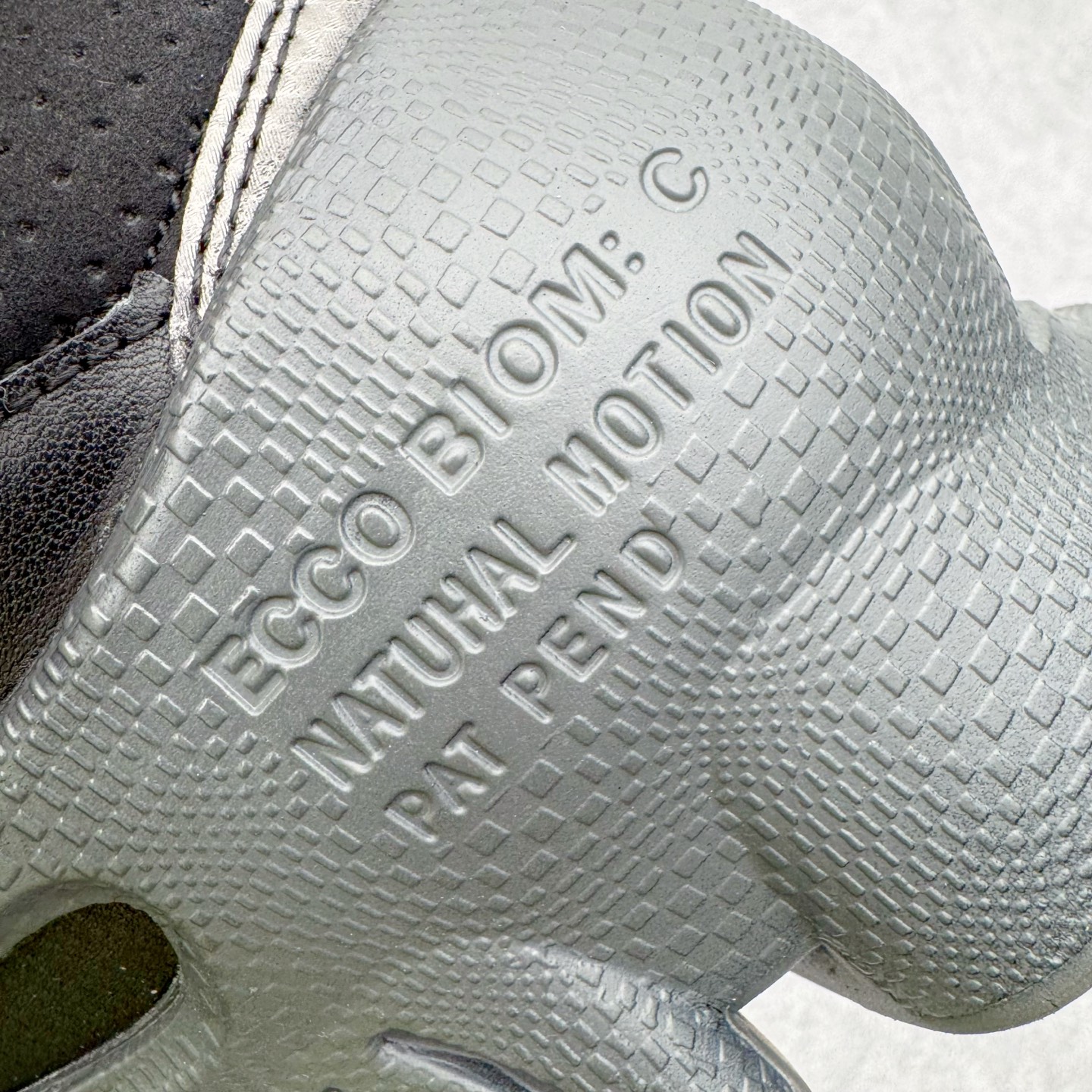 图片[11]-＃GD广顶 ecco爱步 Biom C 牛皮 户外运动 健步 轻盈舒适 减震耐磨 低帮 登山鞋/徒步鞋 独家注塑工艺 渠道原单 实体代购指定版本 真全头层牛皮 PK市面上任何版本 24小时现货供应 进口原料牛皮 莞产超级顶货 新配色陆续上架 产品只会越做越漂亮 鞋头采用原版一致工艺 又甩又用线条的效果目前这个技术市面上的任何版本都达不到这个效果 原版私模开发 细节一步到位不敢说百分百 保证有百分之98还原 慢工出细活 好的产品不怕晚 这次的开发针对艺术家 收藏家 高品质 的人群 水染粒面小牛皮材质 和针车间距都是极致还原 顶级头层的小牛皮 质感无敌 奢侈品的触感 搭配专柜最新全套包装 双种配件卡片 细节诠释 一件不落 不计成本的打磨产品的细节 再微小的细节也会还原 ECCO以三大核心特征为依托：北欧设计风格、鞋履制作、积极的生活方式。北欧设计风格：北欧设计特点是独特、有格调、实用和简约，并且品质优良。鞋履制作：ECCO钟爱鞋履制作以及一切与鞋履制作相关的事物。积极的生活方式：ECCO的创始人希望制作出的鞋履无需磨合，即可完美贴合脚型，帮助人们享受行走的乐趣。ECCO的成功源自其产品质量和创新的技术水平，恪守“鞋遵循双足”的设计理念，将的舒适度和风格融为一体。ECCO跑遍全世界寻找创新的原料。从制革制鞋一体化的设置，源头上控制皮革质量，确保对人体无害。尺码：38 39 40 41 42 43 44（皮鞋码）-选品中心