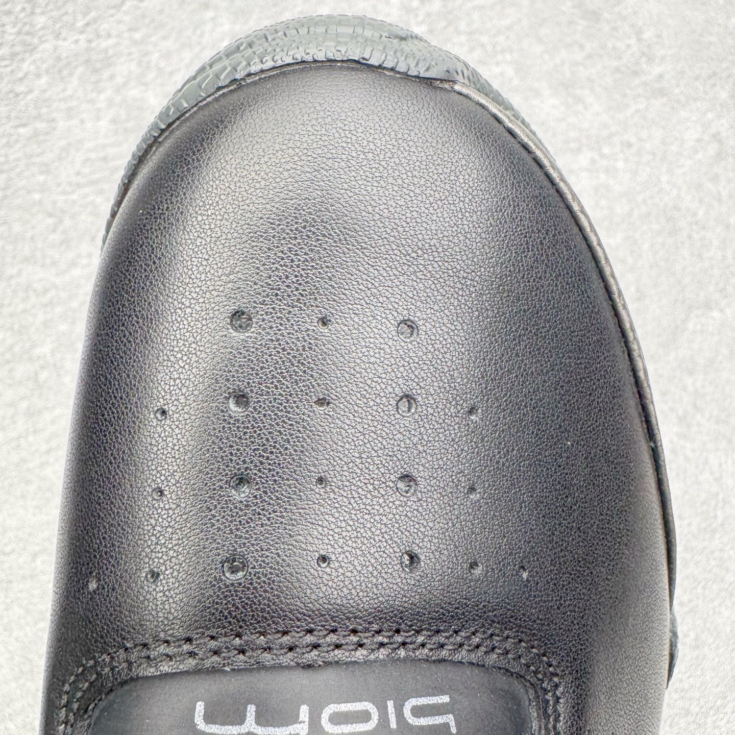 图片[14]-＃GD广顶 ecco爱步 Biom C 牛皮 户外运动 健步 轻盈舒适 减震耐磨 低帮 登山鞋/徒步鞋 独家注塑工艺 渠道原单 实体代购指定版本 真全头层牛皮 PK市面上任何版本 24小时现货供应 进口原料牛皮 莞产超级顶货 新配色陆续上架 产品只会越做越漂亮 鞋头采用原版一致工艺 又甩又用线条的效果目前这个技术市面上的任何版本都达不到这个效果 原版私模开发 细节一步到位不敢说百分百 保证有百分之98还原 慢工出细活 好的产品不怕晚 这次的开发针对艺术家 收藏家 高品质 的人群 水染粒面小牛皮材质 和针车间距都是极致还原 顶级头层的小牛皮 质感无敌 奢侈品的触感 搭配专柜最新全套包装 双种配件卡片 细节诠释 一件不落 不计成本的打磨产品的细节 再微小的细节也会还原 ECCO以三大核心特征为依托：北欧设计风格、鞋履制作、积极的生活方式。北欧设计风格：北欧设计特点是独特、有格调、实用和简约，并且品质优良。鞋履制作：ECCO钟爱鞋履制作以及一切与鞋履制作相关的事物。积极的生活方式：ECCO的创始人希望制作出的鞋履无需磨合，即可完美贴合脚型，帮助人们享受行走的乐趣。ECCO的成功源自其产品质量和创新的技术水平，恪守“鞋遵循双足”的设计理念，将的舒适度和风格融为一体。ECCO跑遍全世界寻找创新的原料。从制革制鞋一体化的设置，源头上控制皮革质量，确保对人体无害。尺码：38 39 40 41 42 43 44（皮鞋码）-选品中心