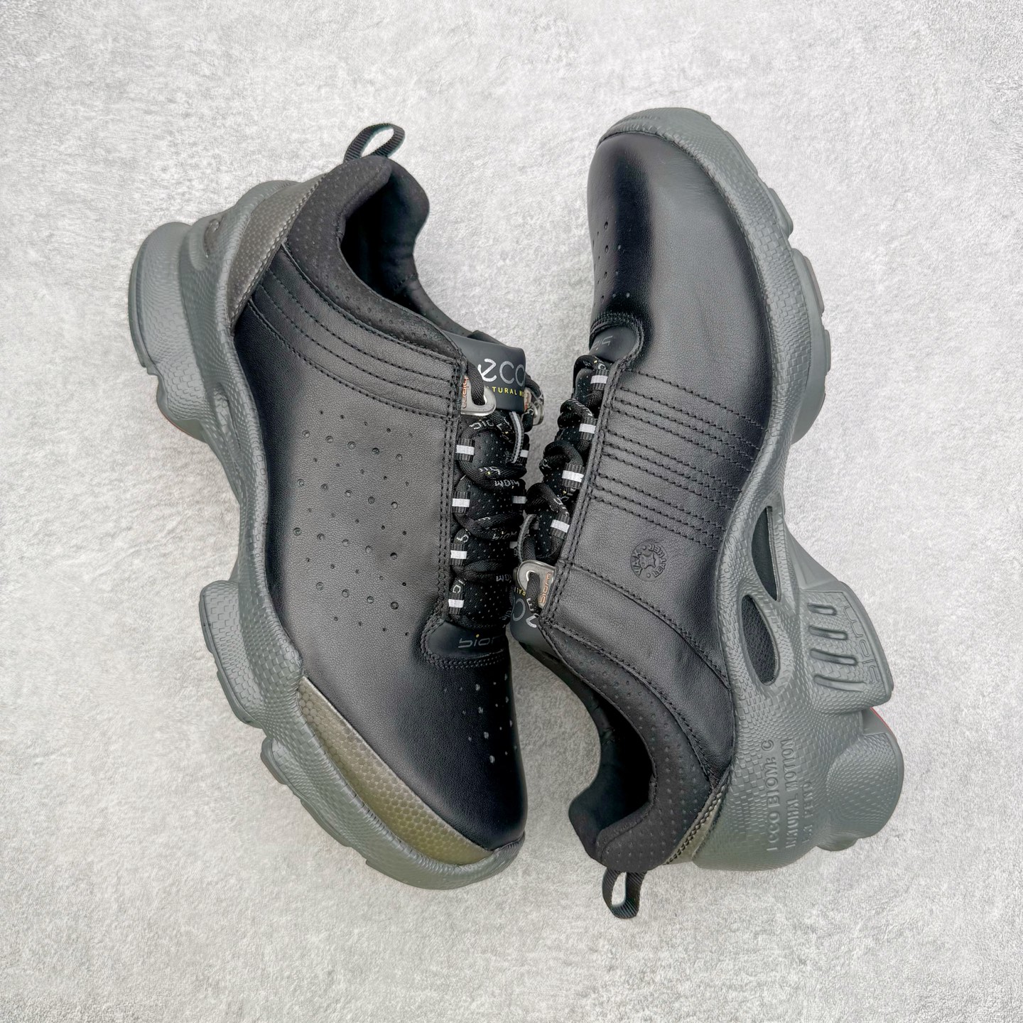 图片[3]-＃GD广顶 ecco爱步 Biom C 牛皮 户外运动 健步 轻盈舒适 减震耐磨 低帮 登山鞋/徒步鞋 独家注塑工艺 渠道原单 实体代购指定版本 真全头层牛皮 PK市面上任何版本 24小时现货供应 进口原料牛皮 莞产超级顶货 新配色陆续上架 产品只会越做越漂亮 鞋头采用原版一致工艺 又甩又用线条的效果目前这个技术市面上的任何版本都达不到这个效果 原版私模开发 细节一步到位不敢说百分百 保证有百分之98还原 慢工出细活 好的产品不怕晚 这次的开发针对艺术家 收藏家 高品质 的人群 水染粒面小牛皮材质 和针车间距都是极致还原 顶级头层的小牛皮 质感无敌 奢侈品的触感 搭配专柜最新全套包装 双种配件卡片 细节诠释 一件不落 不计成本的打磨产品的细节 再微小的细节也会还原 ECCO以三大核心特征为依托：北欧设计风格、鞋履制作、积极的生活方式。北欧设计风格：北欧设计特点是独特、有格调、实用和简约，并且品质优良。鞋履制作：ECCO钟爱鞋履制作以及一切与鞋履制作相关的事物。积极的生活方式：ECCO的创始人希望制作出的鞋履无需磨合，即可完美贴合脚型，帮助人们享受行走的乐趣。ECCO的成功源自其产品质量和创新的技术水平，恪守“鞋遵循双足”的设计理念，将的舒适度和风格融为一体。ECCO跑遍全世界寻找创新的原料。从制革制鞋一体化的设置，源头上控制皮革质量，确保对人体无害。尺码：38 39 40 41 42 43 44（皮鞋码）-选品中心