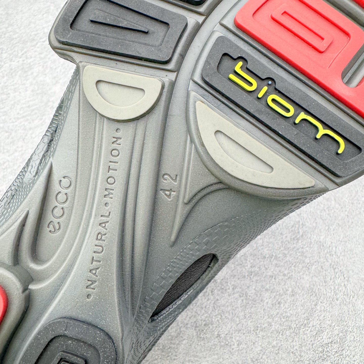 图片[17]-＃GD广顶 ecco爱步 Biom C 牛皮 户外运动 健步 轻盈舒适 减震耐磨 低帮 登山鞋/徒步鞋 独家注塑工艺 渠道原单 实体代购指定版本 真全头层牛皮 PK市面上任何版本 24小时现货供应 进口原料牛皮 莞产超级顶货 新配色陆续上架 产品只会越做越漂亮 鞋头采用原版一致工艺 又甩又用线条的效果目前这个技术市面上的任何版本都达不到这个效果 原版私模开发 细节一步到位不敢说百分百 保证有百分之98还原 慢工出细活 好的产品不怕晚 这次的开发针对艺术家 收藏家 高品质 的人群 水染粒面小牛皮材质 和针车间距都是极致还原 顶级头层的小牛皮 质感无敌 奢侈品的触感 搭配专柜最新全套包装 双种配件卡片 细节诠释 一件不落 不计成本的打磨产品的细节 再微小的细节也会还原 ECCO以三大核心特征为依托：北欧设计风格、鞋履制作、积极的生活方式。北欧设计风格：北欧设计特点是独特、有格调、实用和简约，并且品质优良。鞋履制作：ECCO钟爱鞋履制作以及一切与鞋履制作相关的事物。积极的生活方式：ECCO的创始人希望制作出的鞋履无需磨合，即可完美贴合脚型，帮助人们享受行走的乐趣。ECCO的成功源自其产品质量和创新的技术水平，恪守“鞋遵循双足”的设计理念，将的舒适度和风格融为一体。ECCO跑遍全世界寻找创新的原料。从制革制鞋一体化的设置，源头上控制皮革质量，确保对人体无害。尺码：38 39 40 41 42 43 44（皮鞋码）-选品中心