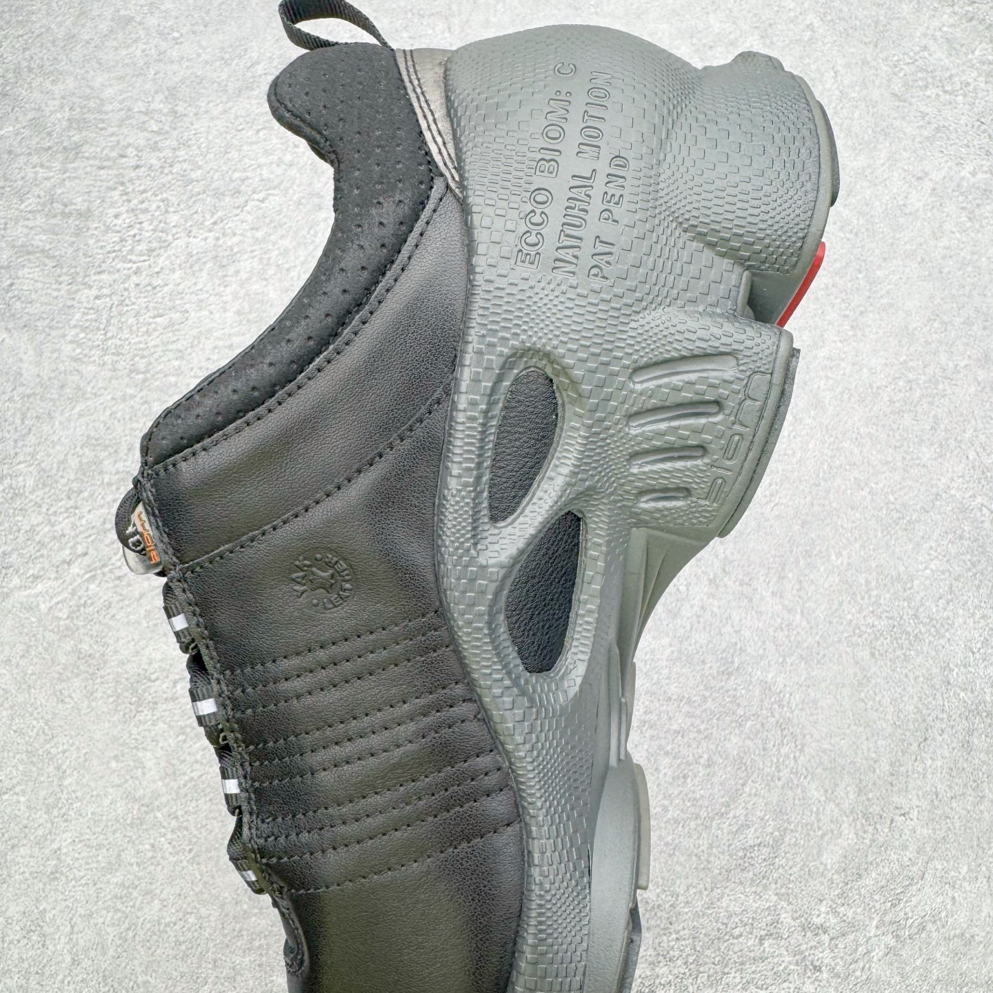 图片[7]-＃GD广顶 ecco爱步 Biom C 牛皮 户外运动 健步 轻盈舒适 减震耐磨 低帮 登山鞋/徒步鞋 独家注塑工艺 渠道原单 实体代购指定版本 真全头层牛皮 PK市面上任何版本 24小时现货供应 进口原料牛皮 莞产超级顶货 新配色陆续上架 产品只会越做越漂亮 鞋头采用原版一致工艺 又甩又用线条的效果目前这个技术市面上的任何版本都达不到这个效果 原版私模开发 细节一步到位不敢说百分百 保证有百分之98还原 慢工出细活 好的产品不怕晚 这次的开发针对艺术家 收藏家 高品质 的人群 水染粒面小牛皮材质 和针车间距都是极致还原 顶级头层的小牛皮 质感无敌 奢侈品的触感 搭配专柜最新全套包装 双种配件卡片 细节诠释 一件不落 不计成本的打磨产品的细节 再微小的细节也会还原 ECCO以三大核心特征为依托：北欧设计风格、鞋履制作、积极的生活方式。北欧设计风格：北欧设计特点是独特、有格调、实用和简约，并且品质优良。鞋履制作：ECCO钟爱鞋履制作以及一切与鞋履制作相关的事物。积极的生活方式：ECCO的创始人希望制作出的鞋履无需磨合，即可完美贴合脚型，帮助人们享受行走的乐趣。ECCO的成功源自其产品质量和创新的技术水平，恪守“鞋遵循双足”的设计理念，将的舒适度和风格融为一体。ECCO跑遍全世界寻找创新的原料。从制革制鞋一体化的设置，源头上控制皮革质量，确保对人体无害。尺码：38 39 40 41 42 43 44（皮鞋码）-选品中心