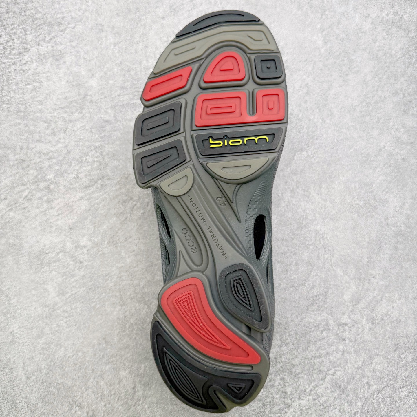 图片[9]-＃GD广顶 ecco爱步 Biom C 牛皮 户外运动 健步 轻盈舒适 减震耐磨 低帮 登山鞋/徒步鞋 独家注塑工艺 渠道原单 实体代购指定版本 真全头层牛皮 PK市面上任何版本 24小时现货供应 进口原料牛皮 莞产超级顶货 新配色陆续上架 产品只会越做越漂亮 鞋头采用原版一致工艺 又甩又用线条的效果目前这个技术市面上的任何版本都达不到这个效果 原版私模开发 细节一步到位不敢说百分百 保证有百分之98还原 慢工出细活 好的产品不怕晚 这次的开发针对艺术家 收藏家 高品质 的人群 水染粒面小牛皮材质 和针车间距都是极致还原 顶级头层的小牛皮 质感无敌 奢侈品的触感 搭配专柜最新全套包装 双种配件卡片 细节诠释 一件不落 不计成本的打磨产品的细节 再微小的细节也会还原 ECCO以三大核心特征为依托：北欧设计风格、鞋履制作、积极的生活方式。北欧设计风格：北欧设计特点是独特、有格调、实用和简约，并且品质优良。鞋履制作：ECCO钟爱鞋履制作以及一切与鞋履制作相关的事物。积极的生活方式：ECCO的创始人希望制作出的鞋履无需磨合，即可完美贴合脚型，帮助人们享受行走的乐趣。ECCO的成功源自其产品质量和创新的技术水平，恪守“鞋遵循双足”的设计理念，将的舒适度和风格融为一体。ECCO跑遍全世界寻找创新的原料。从制革制鞋一体化的设置，源头上控制皮革质量，确保对人体无害。尺码：38 39 40 41 42 43 44（皮鞋码）-选品中心