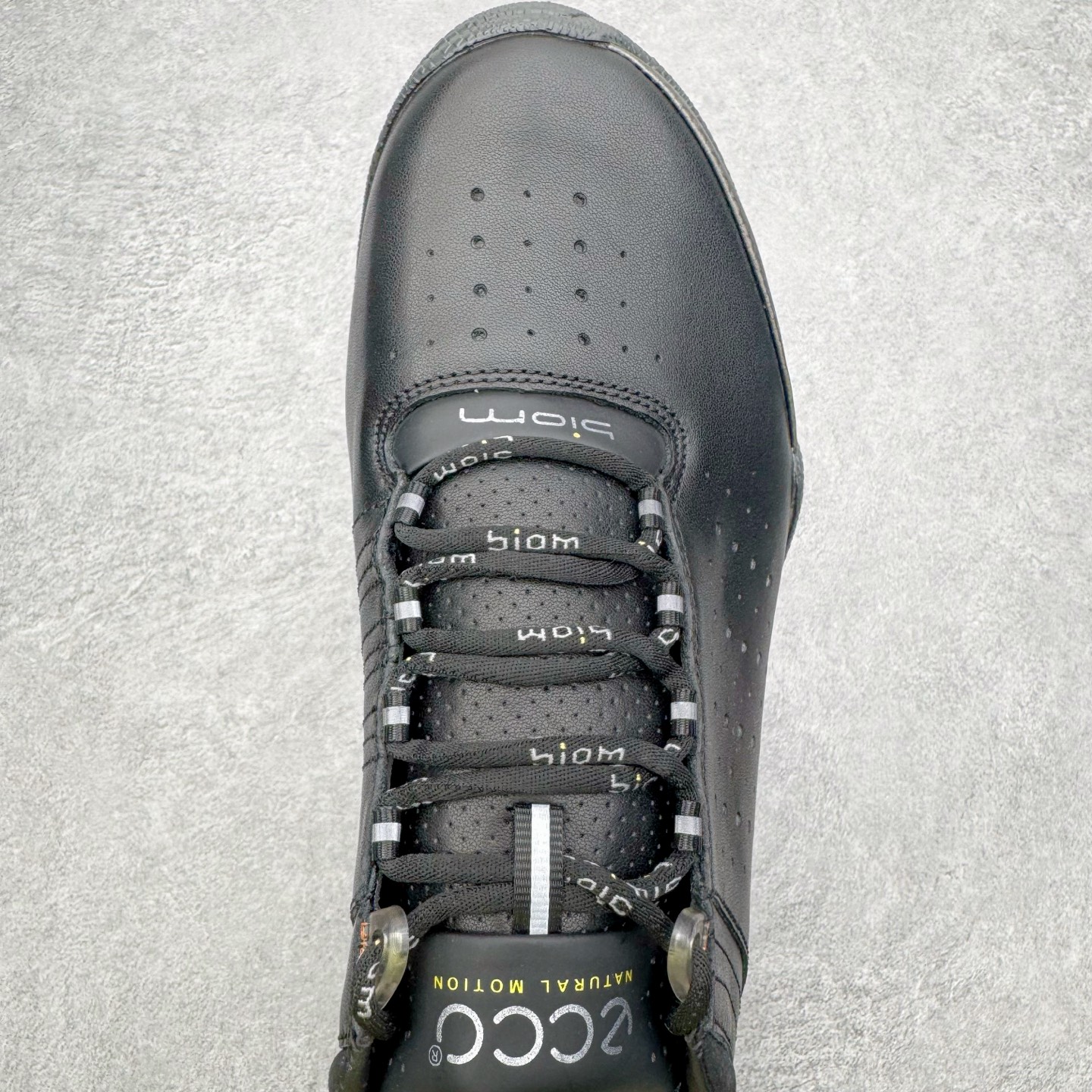 图片[4]-＃GD广顶 ecco爱步 Biom C 牛皮 户外运动 健步 轻盈舒适 减震耐磨 低帮 登山鞋/徒步鞋 独家注塑工艺 渠道原单 实体代购指定版本 真全头层牛皮 PK市面上任何版本 24小时现货供应 进口原料牛皮 莞产超级顶货 新配色陆续上架 产品只会越做越漂亮 鞋头采用原版一致工艺 又甩又用线条的效果目前这个技术市面上的任何版本都达不到这个效果 原版私模开发 细节一步到位不敢说百分百 保证有百分之98还原 慢工出细活 好的产品不怕晚 这次的开发针对艺术家 收藏家 高品质 的人群 水染粒面小牛皮材质 和针车间距都是极致还原 顶级头层的小牛皮 质感无敌 奢侈品的触感 搭配专柜最新全套包装 双种配件卡片 细节诠释 一件不落 不计成本的打磨产品的细节 再微小的细节也会还原 ECCO以三大核心特征为依托：北欧设计风格、鞋履制作、积极的生活方式。北欧设计风格：北欧设计特点是独特、有格调、实用和简约，并且品质优良。鞋履制作：ECCO钟爱鞋履制作以及一切与鞋履制作相关的事物。积极的生活方式：ECCO的创始人希望制作出的鞋履无需磨合，即可完美贴合脚型，帮助人们享受行走的乐趣。ECCO的成功源自其产品质量和创新的技术水平，恪守“鞋遵循双足”的设计理念，将的舒适度和风格融为一体。ECCO跑遍全世界寻找创新的原料。从制革制鞋一体化的设置，源头上控制皮革质量，确保对人体无害。尺码：38 39 40 41 42 43 44（皮鞋码）-选品中心