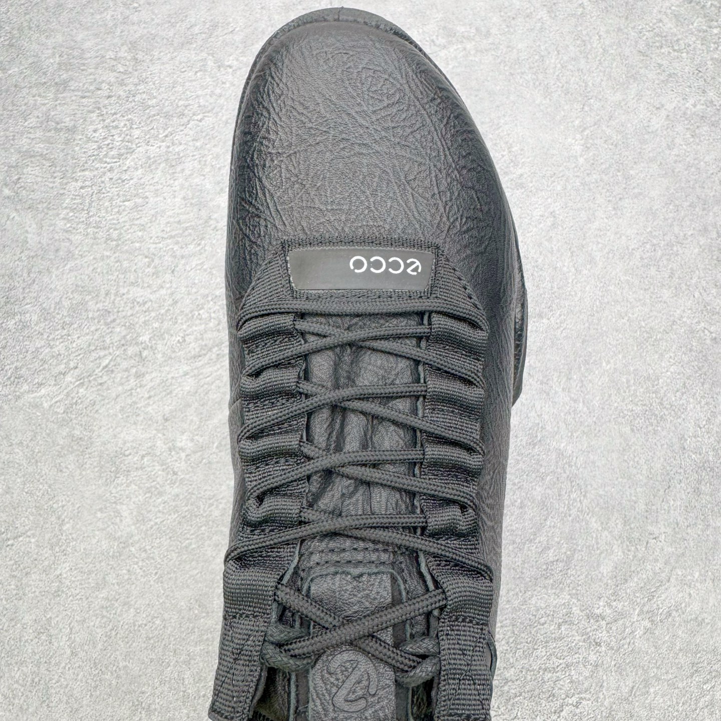 图片[4]-＃GD广顶 ecco爱步 Biom C 牛皮 户外运动 健步 轻盈舒适 减震耐磨 低帮 登山鞋/徒步鞋 独家注塑工艺 渠道原单 实体代购指定版本 真全头层牛皮 PK市面上任何版本 24小时现货供应 进口原料牛皮 莞产超级顶货 新配色陆续上架 产品只会越做越漂亮 鞋头采用原版一致工艺 又甩又用线条的效果目前这个技术市面上的任何版本都达不到这个效果 原版私模开发 细节一步到位不敢说百分百 保证有百分之98还原 慢工出细活 好的产品不怕晚 这次的开发针对艺术家 收藏家 高品质 的人群 水染粒面小牛皮材质 和针车间距都是极致还原 顶级头层的小牛皮 质感无敌 奢侈品的触感 搭配专柜最新全套包装 双种配件卡片 细节诠释 一件不落 不计成本的打磨产品的细节 再微小的细节也会还原 ECCO以三大核心特征为依托：北欧设计风格、鞋履制作、积极的生活方式。北欧设计风格：北欧设计特点是独特、有格调、实用和简约，并且品质优良。鞋履制作：ECCO钟爱鞋履制作以及一切与鞋履制作相关的事物。积极的生活方式：ECCO的创始人希望制作出的鞋履无需磨合，即可完美贴合脚型，帮助人们享受行走的乐趣。ECCO的成功源自其产品质量和创新的技术水平，恪守“鞋遵循双足”的设计理念，将的舒适度和风格融为一体。ECCO跑遍全世界寻找创新的原料。从制革制鞋一体化的设置，源头上控制皮革质量，确保对人体无害。尺码：38 39 40 41 42 43 44（皮鞋码）-选品中心