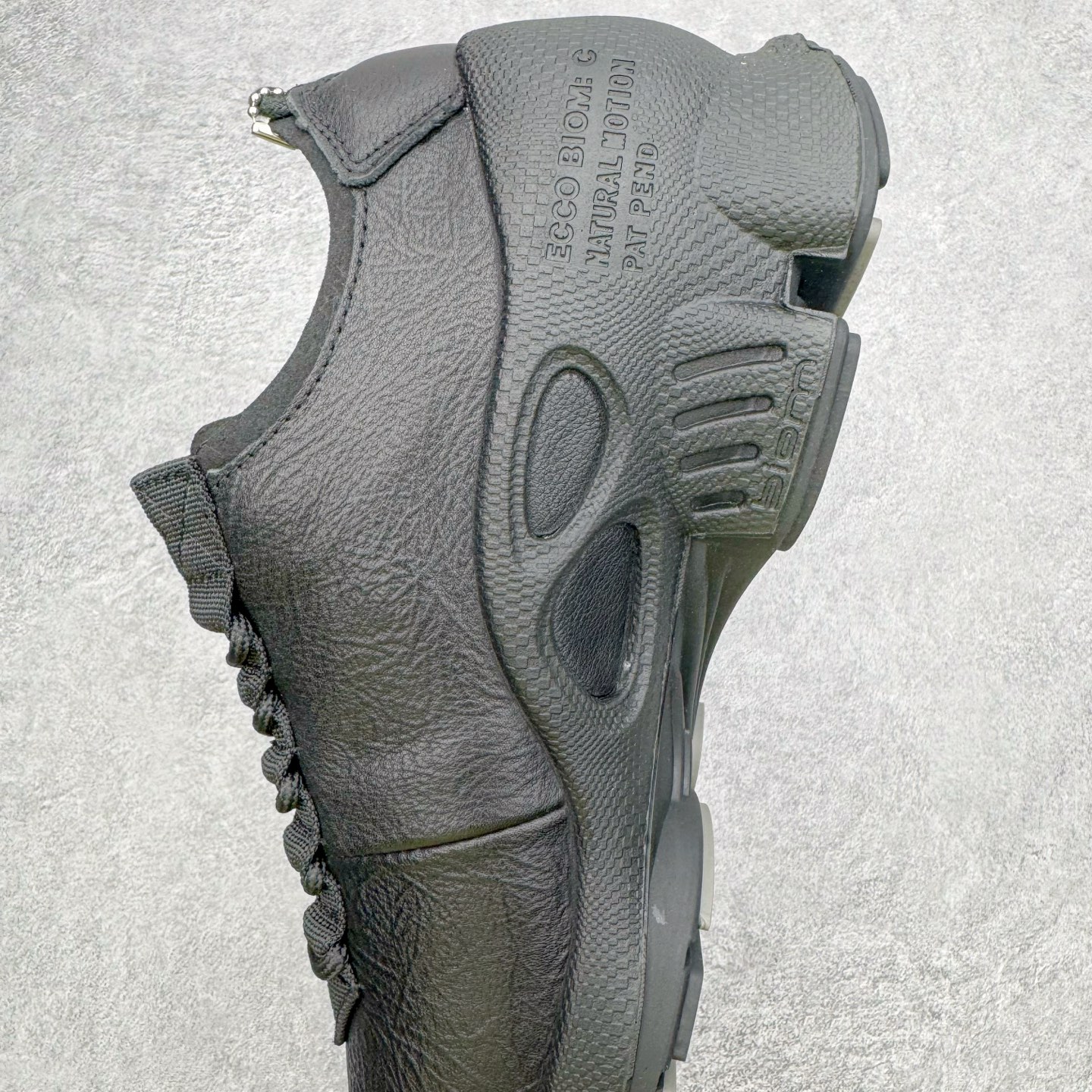 图片[7]-＃GD广顶 ecco爱步 Biom C 牛皮 户外运动 健步 轻盈舒适 减震耐磨 低帮 登山鞋/徒步鞋 独家注塑工艺 渠道原单 实体代购指定版本 真全头层牛皮 PK市面上任何版本 24小时现货供应 进口原料牛皮 莞产超级顶货 新配色陆续上架 产品只会越做越漂亮 鞋头采用原版一致工艺 又甩又用线条的效果目前这个技术市面上的任何版本都达不到这个效果 原版私模开发 细节一步到位不敢说百分百 保证有百分之98还原 慢工出细活 好的产品不怕晚 这次的开发针对艺术家 收藏家 高品质 的人群 水染粒面小牛皮材质 和针车间距都是极致还原 顶级头层的小牛皮 质感无敌 奢侈品的触感 搭配专柜最新全套包装 双种配件卡片 细节诠释 一件不落 不计成本的打磨产品的细节 再微小的细节也会还原 ECCO以三大核心特征为依托：北欧设计风格、鞋履制作、积极的生活方式。北欧设计风格：北欧设计特点是独特、有格调、实用和简约，并且品质优良。鞋履制作：ECCO钟爱鞋履制作以及一切与鞋履制作相关的事物。积极的生活方式：ECCO的创始人希望制作出的鞋履无需磨合，即可完美贴合脚型，帮助人们享受行走的乐趣。ECCO的成功源自其产品质量和创新的技术水平，恪守“鞋遵循双足”的设计理念，将的舒适度和风格融为一体。ECCO跑遍全世界寻找创新的原料。从制革制鞋一体化的设置，源头上控制皮革质量，确保对人体无害。尺码：38 39 40 41 42 43 44（皮鞋码）-选品中心