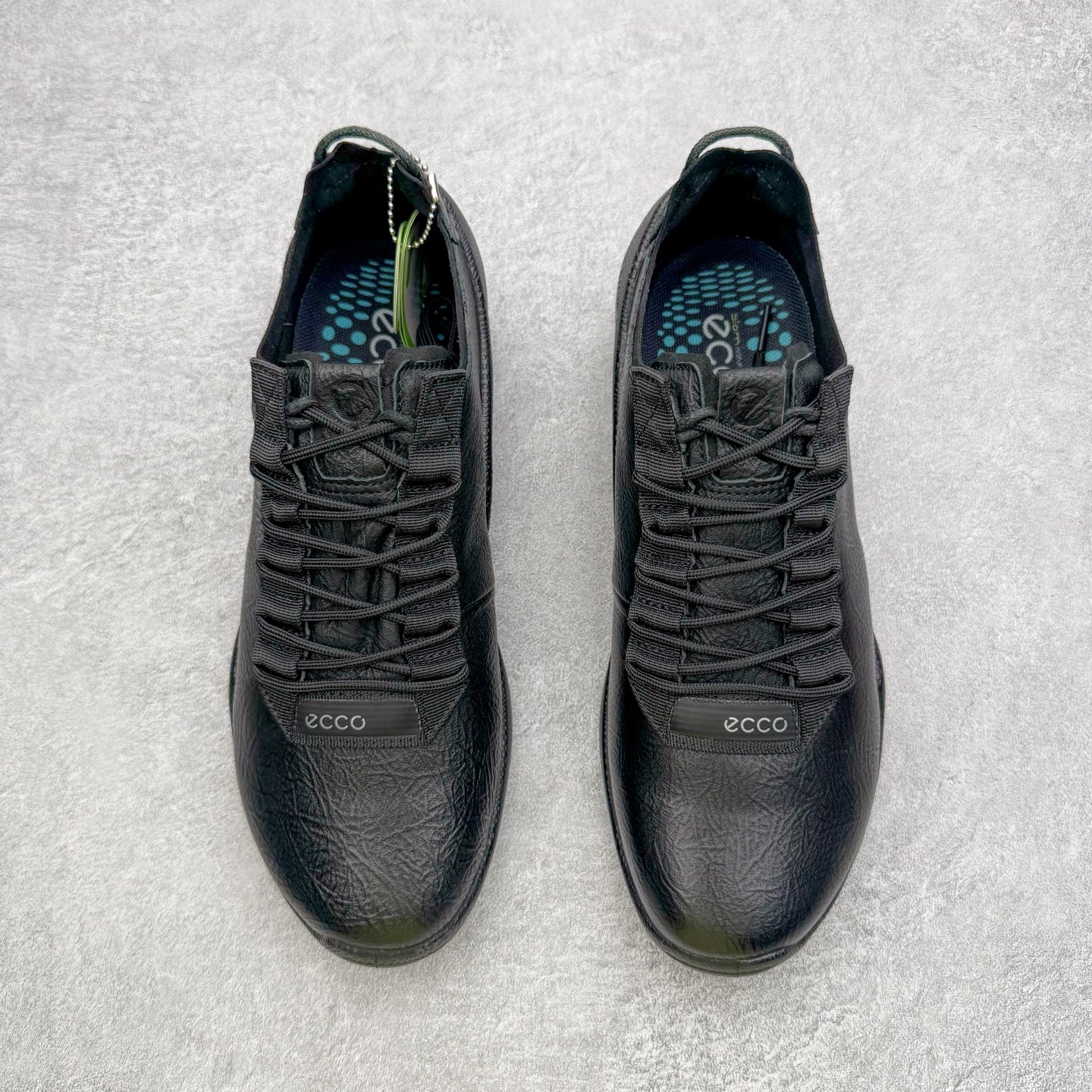 图片[2]-＃GD广顶 ecco爱步 Biom C 牛皮 户外运动 健步 轻盈舒适 减震耐磨 低帮 登山鞋/徒步鞋 独家注塑工艺 渠道原单 实体代购指定版本 真全头层牛皮 PK市面上任何版本 24小时现货供应 进口原料牛皮 莞产超级顶货 新配色陆续上架 产品只会越做越漂亮 鞋头采用原版一致工艺 又甩又用线条的效果目前这个技术市面上的任何版本都达不到这个效果 原版私模开发 细节一步到位不敢说百分百 保证有百分之98还原 慢工出细活 好的产品不怕晚 这次的开发针对艺术家 收藏家 高品质 的人群 水染粒面小牛皮材质 和针车间距都是极致还原 顶级头层的小牛皮 质感无敌 奢侈品的触感 搭配专柜最新全套包装 双种配件卡片 细节诠释 一件不落 不计成本的打磨产品的细节 再微小的细节也会还原 ECCO以三大核心特征为依托：北欧设计风格、鞋履制作、积极的生活方式。北欧设计风格：北欧设计特点是独特、有格调、实用和简约，并且品质优良。鞋履制作：ECCO钟爱鞋履制作以及一切与鞋履制作相关的事物。积极的生活方式：ECCO的创始人希望制作出的鞋履无需磨合，即可完美贴合脚型，帮助人们享受行走的乐趣。ECCO的成功源自其产品质量和创新的技术水平，恪守“鞋遵循双足”的设计理念，将的舒适度和风格融为一体。ECCO跑遍全世界寻找创新的原料。从制革制鞋一体化的设置，源头上控制皮革质量，确保对人体无害。尺码：38 39 40 41 42 43 44（皮鞋码）-选品中心
