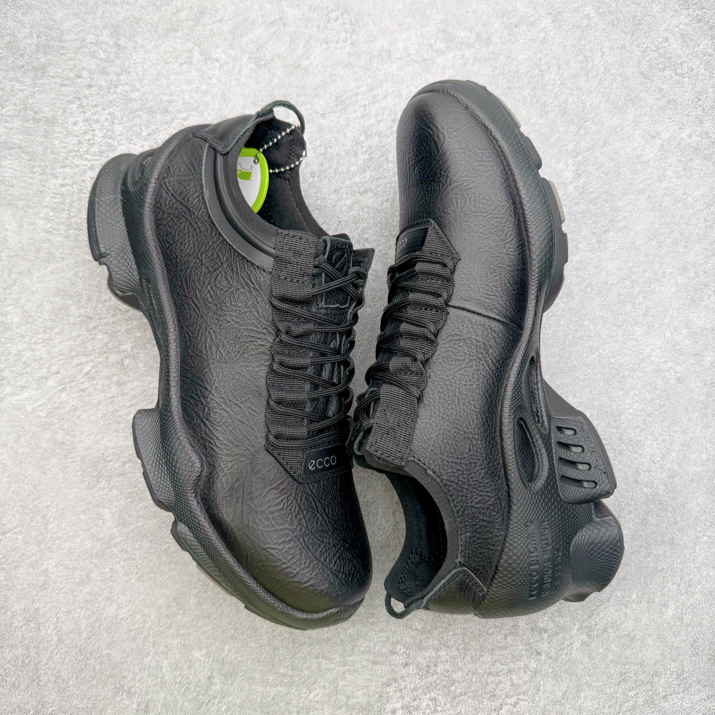 图片[3]-＃GD广顶 ecco爱步 Biom C 牛皮 户外运动 健步 轻盈舒适 减震耐磨 低帮 登山鞋/徒步鞋 独家注塑工艺 渠道原单 实体代购指定版本 真全头层牛皮 PK市面上任何版本 24小时现货供应 进口原料牛皮 莞产超级顶货 新配色陆续上架 产品只会越做越漂亮 鞋头采用原版一致工艺 又甩又用线条的效果目前这个技术市面上的任何版本都达不到这个效果 原版私模开发 细节一步到位不敢说百分百 保证有百分之98还原 慢工出细活 好的产品不怕晚 这次的开发针对艺术家 收藏家 高品质 的人群 水染粒面小牛皮材质 和针车间距都是极致还原 顶级头层的小牛皮 质感无敌 奢侈品的触感 搭配专柜最新全套包装 双种配件卡片 细节诠释 一件不落 不计成本的打磨产品的细节 再微小的细节也会还原 ECCO以三大核心特征为依托：北欧设计风格、鞋履制作、积极的生活方式。北欧设计风格：北欧设计特点是独特、有格调、实用和简约，并且品质优良。鞋履制作：ECCO钟爱鞋履制作以及一切与鞋履制作相关的事物。积极的生活方式：ECCO的创始人希望制作出的鞋履无需磨合，即可完美贴合脚型，帮助人们享受行走的乐趣。ECCO的成功源自其产品质量和创新的技术水平，恪守“鞋遵循双足”的设计理念，将的舒适度和风格融为一体。ECCO跑遍全世界寻找创新的原料。从制革制鞋一体化的设置，源头上控制皮革质量，确保对人体无害。尺码：38 39 40 41 42 43 44（皮鞋码）-选品中心