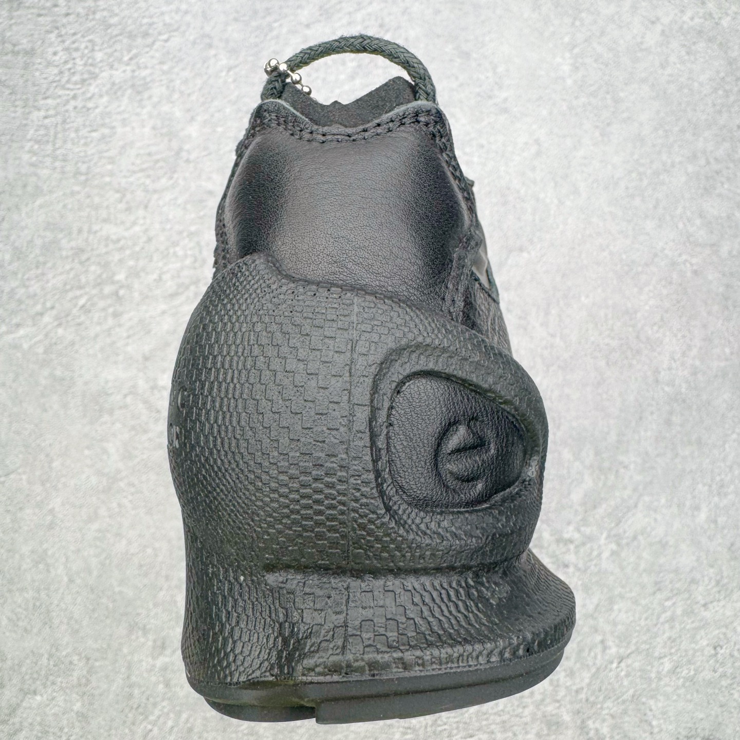 图片[8]-＃GD广顶 ecco爱步 Biom C 牛皮 户外运动 健步 轻盈舒适 减震耐磨 低帮 登山鞋/徒步鞋 独家注塑工艺 渠道原单 实体代购指定版本 真全头层牛皮 PK市面上任何版本 24小时现货供应 进口原料牛皮 莞产超级顶货 新配色陆续上架 产品只会越做越漂亮 鞋头采用原版一致工艺 又甩又用线条的效果目前这个技术市面上的任何版本都达不到这个效果 原版私模开发 细节一步到位不敢说百分百 保证有百分之98还原 慢工出细活 好的产品不怕晚 这次的开发针对艺术家 收藏家 高品质 的人群 水染粒面小牛皮材质 和针车间距都是极致还原 顶级头层的小牛皮 质感无敌 奢侈品的触感 搭配专柜最新全套包装 双种配件卡片 细节诠释 一件不落 不计成本的打磨产品的细节 再微小的细节也会还原 ECCO以三大核心特征为依托：北欧设计风格、鞋履制作、积极的生活方式。北欧设计风格：北欧设计特点是独特、有格调、实用和简约，并且品质优良。鞋履制作：ECCO钟爱鞋履制作以及一切与鞋履制作相关的事物。积极的生活方式：ECCO的创始人希望制作出的鞋履无需磨合，即可完美贴合脚型，帮助人们享受行走的乐趣。ECCO的成功源自其产品质量和创新的技术水平，恪守“鞋遵循双足”的设计理念，将的舒适度和风格融为一体。ECCO跑遍全世界寻找创新的原料。从制革制鞋一体化的设置，源头上控制皮革质量，确保对人体无害。尺码：38 39 40 41 42 43 44（皮鞋码）-选品中心