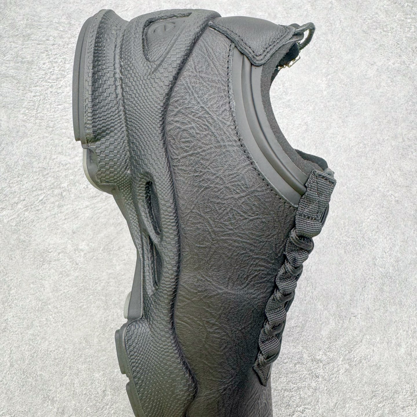 图片[6]-＃GD广顶 ecco爱步 Biom C 牛皮 户外运动 健步 轻盈舒适 减震耐磨 低帮 登山鞋/徒步鞋 独家注塑工艺 渠道原单 实体代购指定版本 真全头层牛皮 PK市面上任何版本 24小时现货供应 进口原料牛皮 莞产超级顶货 新配色陆续上架 产品只会越做越漂亮 鞋头采用原版一致工艺 又甩又用线条的效果目前这个技术市面上的任何版本都达不到这个效果 原版私模开发 细节一步到位不敢说百分百 保证有百分之98还原 慢工出细活 好的产品不怕晚 这次的开发针对艺术家 收藏家 高品质 的人群 水染粒面小牛皮材质 和针车间距都是极致还原 顶级头层的小牛皮 质感无敌 奢侈品的触感 搭配专柜最新全套包装 双种配件卡片 细节诠释 一件不落 不计成本的打磨产品的细节 再微小的细节也会还原 ECCO以三大核心特征为依托：北欧设计风格、鞋履制作、积极的生活方式。北欧设计风格：北欧设计特点是独特、有格调、实用和简约，并且品质优良。鞋履制作：ECCO钟爱鞋履制作以及一切与鞋履制作相关的事物。积极的生活方式：ECCO的创始人希望制作出的鞋履无需磨合，即可完美贴合脚型，帮助人们享受行走的乐趣。ECCO的成功源自其产品质量和创新的技术水平，恪守“鞋遵循双足”的设计理念，将的舒适度和风格融为一体。ECCO跑遍全世界寻找创新的原料。从制革制鞋一体化的设置，源头上控制皮革质量，确保对人体无害。尺码：38 39 40 41 42 43 44（皮鞋码）-选品中心