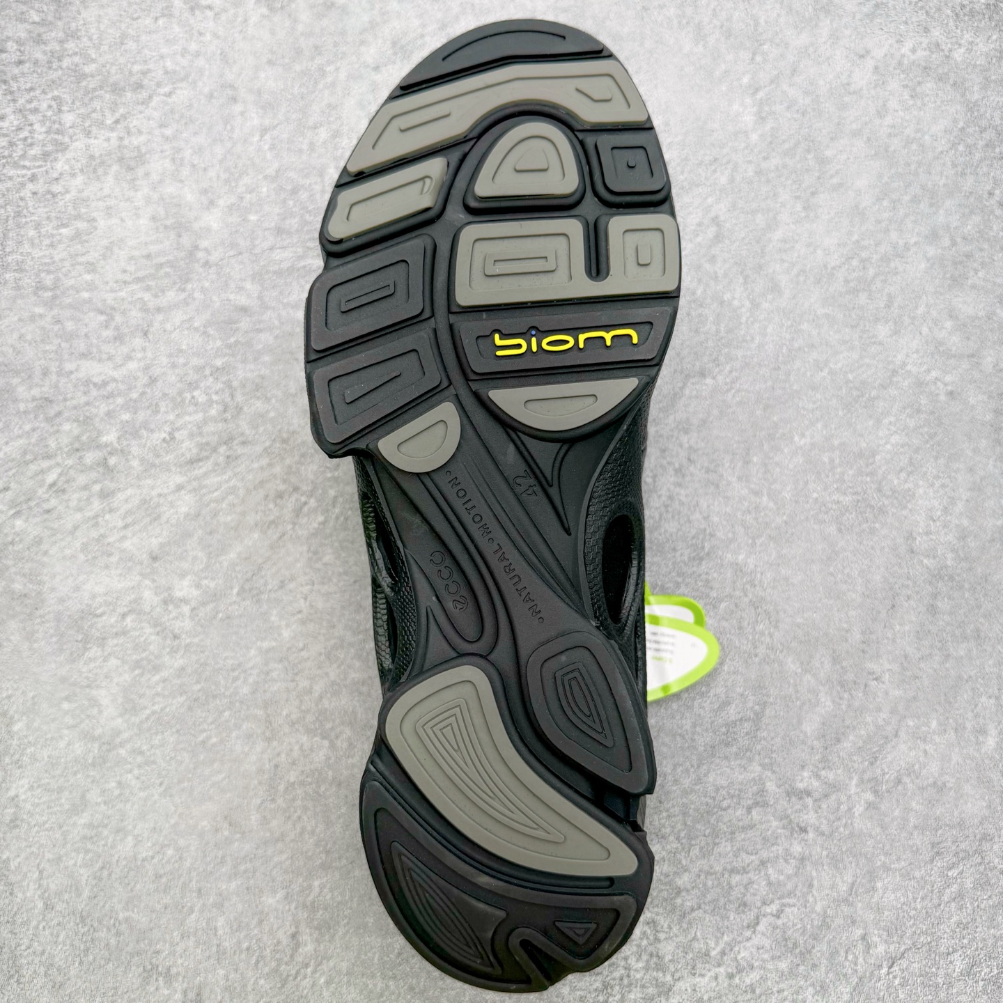 图片[9]-＃GD广顶 ecco爱步 Biom C 牛皮 户外运动 健步 轻盈舒适 减震耐磨 低帮 登山鞋/徒步鞋 独家注塑工艺 渠道原单 实体代购指定版本 真全头层牛皮 PK市面上任何版本 24小时现货供应 进口原料牛皮 莞产超级顶货 新配色陆续上架 产品只会越做越漂亮 鞋头采用原版一致工艺 又甩又用线条的效果目前这个技术市面上的任何版本都达不到这个效果 原版私模开发 细节一步到位不敢说百分百 保证有百分之98还原 慢工出细活 好的产品不怕晚 这次的开发针对艺术家 收藏家 高品质 的人群 水染粒面小牛皮材质 和针车间距都是极致还原 顶级头层的小牛皮 质感无敌 奢侈品的触感 搭配专柜最新全套包装 双种配件卡片 细节诠释 一件不落 不计成本的打磨产品的细节 再微小的细节也会还原 ECCO以三大核心特征为依托：北欧设计风格、鞋履制作、积极的生活方式。北欧设计风格：北欧设计特点是独特、有格调、实用和简约，并且品质优良。鞋履制作：ECCO钟爱鞋履制作以及一切与鞋履制作相关的事物。积极的生活方式：ECCO的创始人希望制作出的鞋履无需磨合，即可完美贴合脚型，帮助人们享受行走的乐趣。ECCO的成功源自其产品质量和创新的技术水平，恪守“鞋遵循双足”的设计理念，将的舒适度和风格融为一体。ECCO跑遍全世界寻找创新的原料。从制革制鞋一体化的设置，源头上控制皮革质量，确保对人体无害。尺码：38 39 40 41 42 43 44（皮鞋码）-选品中心