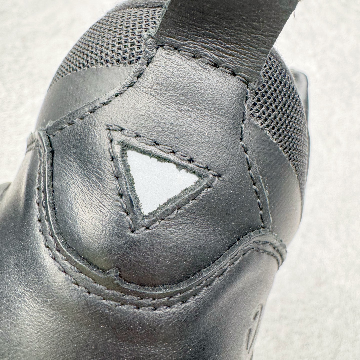 图片[13]-＃GD广顶 ecco爱步 Biom 2.2 牛皮 慢跑 圆头时尚百搭 牛皮 橡胶底 低帮 生活休闲鞋 独家注塑工艺 渠道原单 实体代购指定版本 真全头层牛皮 PK市面上任何版本 24小时现货供应 进口原料牛皮 莞产超级顶货 新配色陆续上架 产品只会越做越漂亮 鞋头采用原版一致工艺 又甩又用线条的效果目前这个技术市面上的任何版本都达不到这个效果 原版私模开发 细节一步到位不敢说百分百 保证有百分之98还原 慢工出细活 好的产品不怕晚 这次的开发针对艺术家 收藏家 高品质 的人群 水染粒面小牛皮材质 和针车间距都是极致还原 顶级头层的小牛皮 质感无敌 奢侈品的触感 搭配专柜最新全套包装 双种配件卡片 细节诠释 一件不落 不计成本的打磨产品的细节 再微小的细节也会还原 ECCO以三大核心特征为依托：北欧设计风格、鞋履制作、积极的生活方式。北欧设计风格：北欧设计特点是独特、有格调、实用和简约，并且品质优良。鞋履制作：ECCO钟爱鞋履制作以及一切与鞋履制作相关的事物。积极的生活方式：ECCO的创始人希望制作出的鞋履无需磨合，即可完美贴合脚型，帮助人们享受行走的乐趣。ECCO的成功源自其产品质量和创新的技术水平，恪守“鞋遵循双足”的设计理念，将的舒适度和风格融为一体。ECCO跑遍全世界寻找创新的原料。从制革制鞋一体化的设置，源头上控制皮革质量，确保对人体无害。尺码：38 39 40 41 42 43 44（皮鞋码）-选品中心