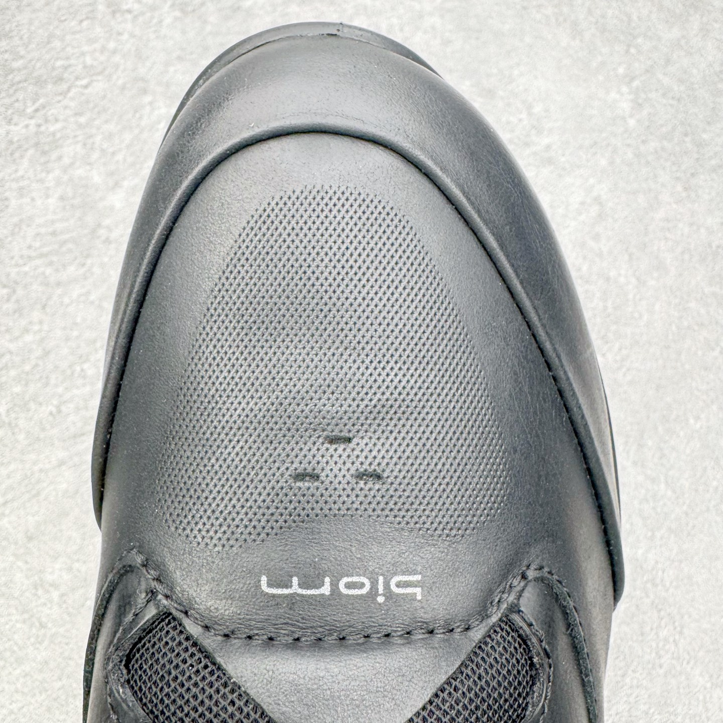 图片[15]-＃GD广顶 ecco爱步 Biom 2.2 牛皮 慢跑 圆头时尚百搭 牛皮 橡胶底 低帮 生活休闲鞋 独家注塑工艺 渠道原单 实体代购指定版本 真全头层牛皮 PK市面上任何版本 24小时现货供应 进口原料牛皮 莞产超级顶货 新配色陆续上架 产品只会越做越漂亮 鞋头采用原版一致工艺 又甩又用线条的效果目前这个技术市面上的任何版本都达不到这个效果 原版私模开发 细节一步到位不敢说百分百 保证有百分之98还原 慢工出细活 好的产品不怕晚 这次的开发针对艺术家 收藏家 高品质 的人群 水染粒面小牛皮材质 和针车间距都是极致还原 顶级头层的小牛皮 质感无敌 奢侈品的触感 搭配专柜最新全套包装 双种配件卡片 细节诠释 一件不落 不计成本的打磨产品的细节 再微小的细节也会还原 ECCO以三大核心特征为依托：北欧设计风格、鞋履制作、积极的生活方式。北欧设计风格：北欧设计特点是独特、有格调、实用和简约，并且品质优良。鞋履制作：ECCO钟爱鞋履制作以及一切与鞋履制作相关的事物。积极的生活方式：ECCO的创始人希望制作出的鞋履无需磨合，即可完美贴合脚型，帮助人们享受行走的乐趣。ECCO的成功源自其产品质量和创新的技术水平，恪守“鞋遵循双足”的设计理念，将的舒适度和风格融为一体。ECCO跑遍全世界寻找创新的原料。从制革制鞋一体化的设置，源头上控制皮革质量，确保对人体无害。尺码：38 39 40 41 42 43 44（皮鞋码）-选品中心