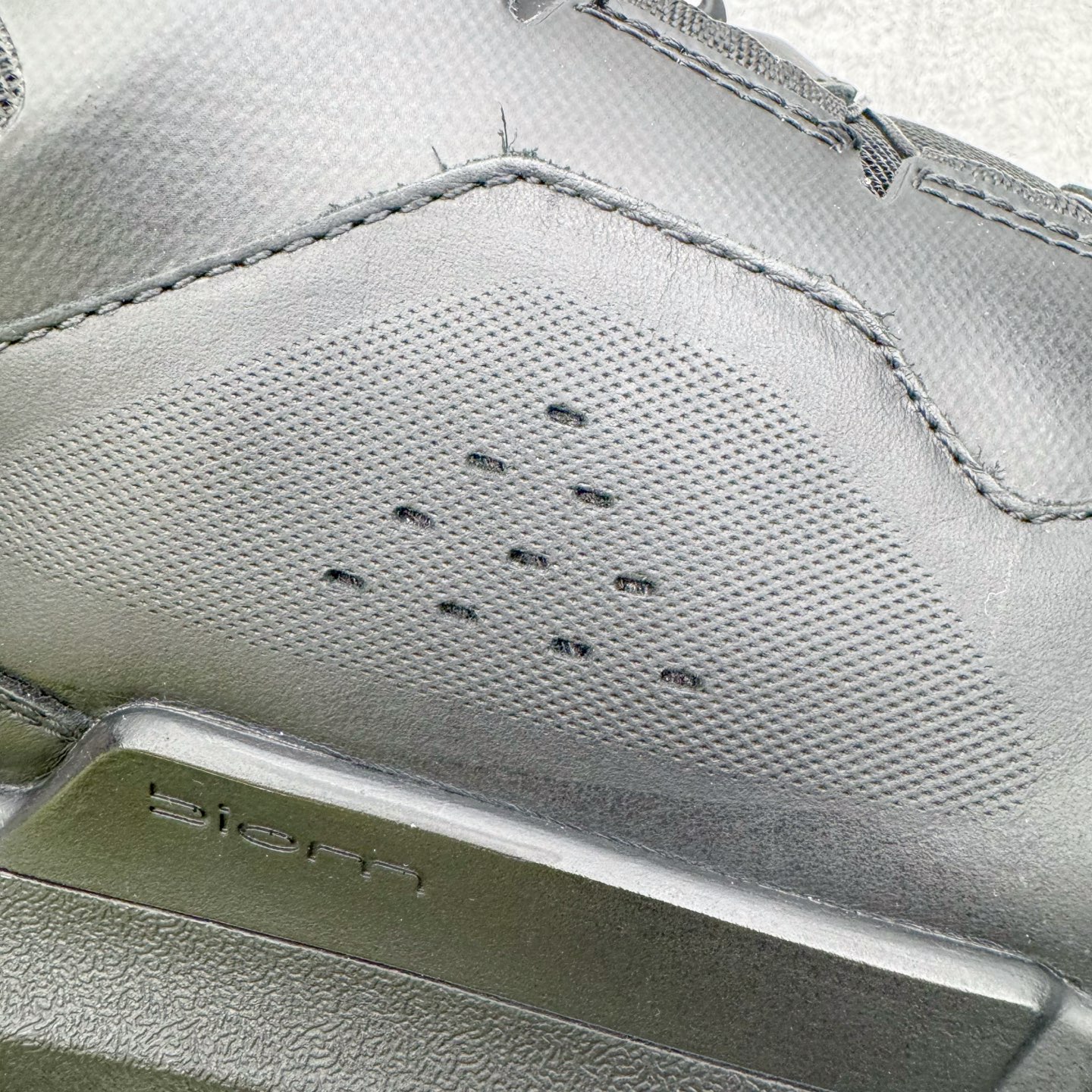 图片[17]-＃GD广顶 ecco爱步 Biom 2.2 牛皮 慢跑 圆头时尚百搭 牛皮 橡胶底 低帮 生活休闲鞋 独家注塑工艺 渠道原单 实体代购指定版本 真全头层牛皮 PK市面上任何版本 24小时现货供应 进口原料牛皮 莞产超级顶货 新配色陆续上架 产品只会越做越漂亮 鞋头采用原版一致工艺 又甩又用线条的效果目前这个技术市面上的任何版本都达不到这个效果 原版私模开发 细节一步到位不敢说百分百 保证有百分之98还原 慢工出细活 好的产品不怕晚 这次的开发针对艺术家 收藏家 高品质 的人群 水染粒面小牛皮材质 和针车间距都是极致还原 顶级头层的小牛皮 质感无敌 奢侈品的触感 搭配专柜最新全套包装 双种配件卡片 细节诠释 一件不落 不计成本的打磨产品的细节 再微小的细节也会还原 ECCO以三大核心特征为依托：北欧设计风格、鞋履制作、积极的生活方式。北欧设计风格：北欧设计特点是独特、有格调、实用和简约，并且品质优良。鞋履制作：ECCO钟爱鞋履制作以及一切与鞋履制作相关的事物。积极的生活方式：ECCO的创始人希望制作出的鞋履无需磨合，即可完美贴合脚型，帮助人们享受行走的乐趣。ECCO的成功源自其产品质量和创新的技术水平，恪守“鞋遵循双足”的设计理念，将的舒适度和风格融为一体。ECCO跑遍全世界寻找创新的原料。从制革制鞋一体化的设置，源头上控制皮革质量，确保对人体无害。尺码：38 39 40 41 42 43 44（皮鞋码）-选品中心