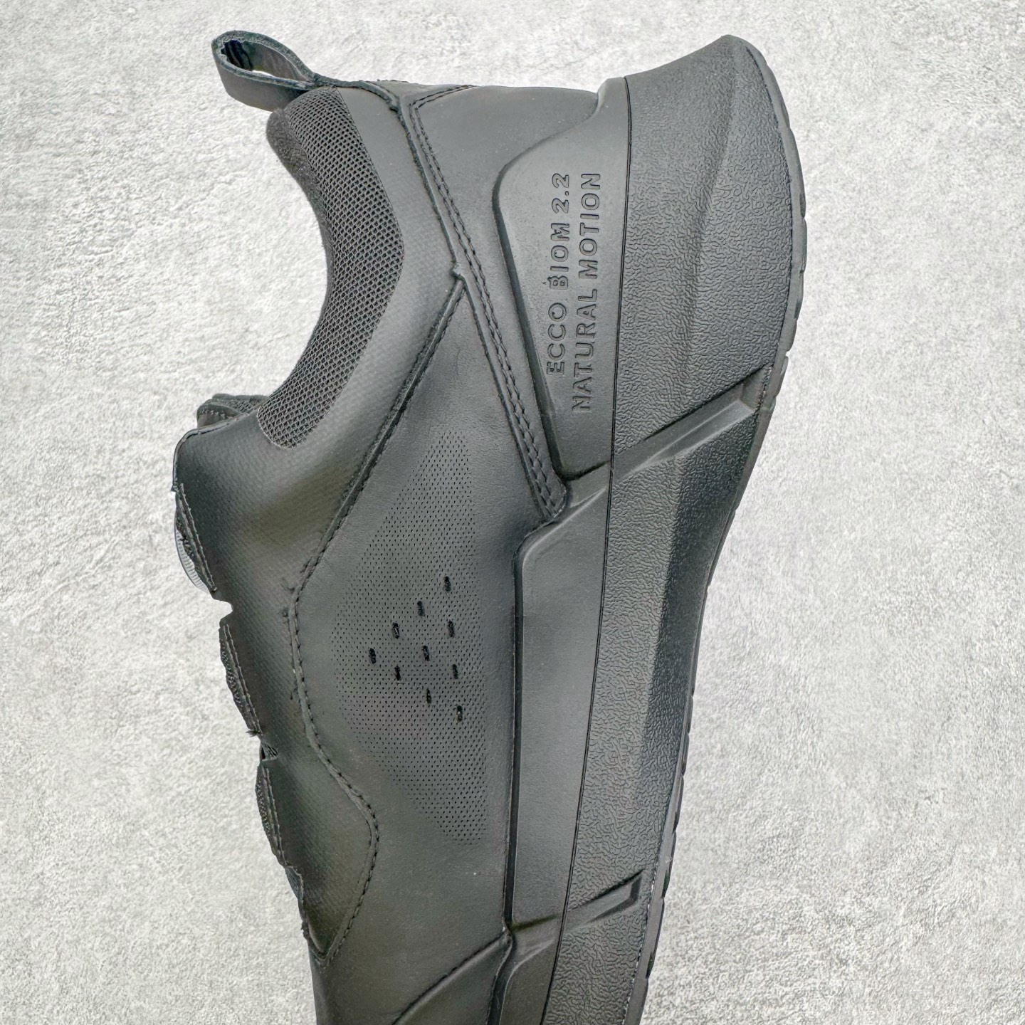 图片[7]-＃GD广顶 ecco爱步 Biom 2.2 牛皮 慢跑 圆头时尚百搭 牛皮 橡胶底 低帮 生活休闲鞋 独家注塑工艺 渠道原单 实体代购指定版本 真全头层牛皮 PK市面上任何版本 24小时现货供应 进口原料牛皮 莞产超级顶货 新配色陆续上架 产品只会越做越漂亮 鞋头采用原版一致工艺 又甩又用线条的效果目前这个技术市面上的任何版本都达不到这个效果 原版私模开发 细节一步到位不敢说百分百 保证有百分之98还原 慢工出细活 好的产品不怕晚 这次的开发针对艺术家 收藏家 高品质 的人群 水染粒面小牛皮材质 和针车间距都是极致还原 顶级头层的小牛皮 质感无敌 奢侈品的触感 搭配专柜最新全套包装 双种配件卡片 细节诠释 一件不落 不计成本的打磨产品的细节 再微小的细节也会还原 ECCO以三大核心特征为依托：北欧设计风格、鞋履制作、积极的生活方式。北欧设计风格：北欧设计特点是独特、有格调、实用和简约，并且品质优良。鞋履制作：ECCO钟爱鞋履制作以及一切与鞋履制作相关的事物。积极的生活方式：ECCO的创始人希望制作出的鞋履无需磨合，即可完美贴合脚型，帮助人们享受行走的乐趣。ECCO的成功源自其产品质量和创新的技术水平，恪守“鞋遵循双足”的设计理念，将的舒适度和风格融为一体。ECCO跑遍全世界寻找创新的原料。从制革制鞋一体化的设置，源头上控制皮革质量，确保对人体无害。尺码：38 39 40 41 42 43 44（皮鞋码）-选品中心