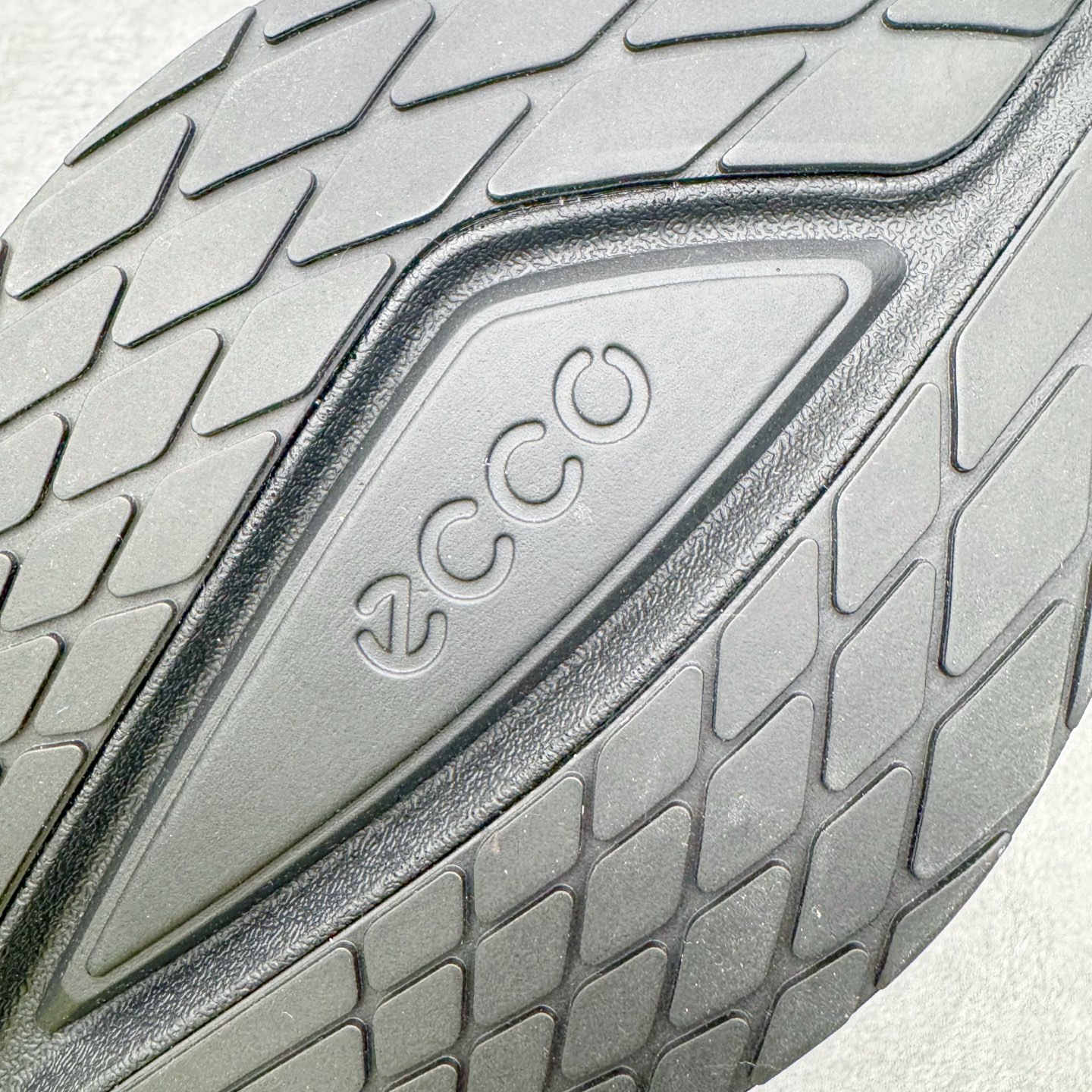 图片[11]-＃GD广顶 ecco爱步 Biom 2.2 牛皮 慢跑 圆头时尚百搭 牛皮 橡胶底 低帮 生活休闲鞋 独家注塑工艺 渠道原单 实体代购指定版本 真全头层牛皮 PK市面上任何版本 24小时现货供应 进口原料牛皮 莞产超级顶货 新配色陆续上架 产品只会越做越漂亮 鞋头采用原版一致工艺 又甩又用线条的效果目前这个技术市面上的任何版本都达不到这个效果 原版私模开发 细节一步到位不敢说百分百 保证有百分之98还原 慢工出细活 好的产品不怕晚 这次的开发针对艺术家 收藏家 高品质 的人群 水染粒面小牛皮材质 和针车间距都是极致还原 顶级头层的小牛皮 质感无敌 奢侈品的触感 搭配专柜最新全套包装 双种配件卡片 细节诠释 一件不落 不计成本的打磨产品的细节 再微小的细节也会还原 ECCO以三大核心特征为依托：北欧设计风格、鞋履制作、积极的生活方式。北欧设计风格：北欧设计特点是独特、有格调、实用和简约，并且品质优良。鞋履制作：ECCO钟爱鞋履制作以及一切与鞋履制作相关的事物。积极的生活方式：ECCO的创始人希望制作出的鞋履无需磨合，即可完美贴合脚型，帮助人们享受行走的乐趣。ECCO的成功源自其产品质量和创新的技术水平，恪守“鞋遵循双足”的设计理念，将的舒适度和风格融为一体。ECCO跑遍全世界寻找创新的原料。从制革制鞋一体化的设置，源头上控制皮革质量，确保对人体无害。尺码：38 39 40 41 42 43 44（皮鞋码）-选品中心