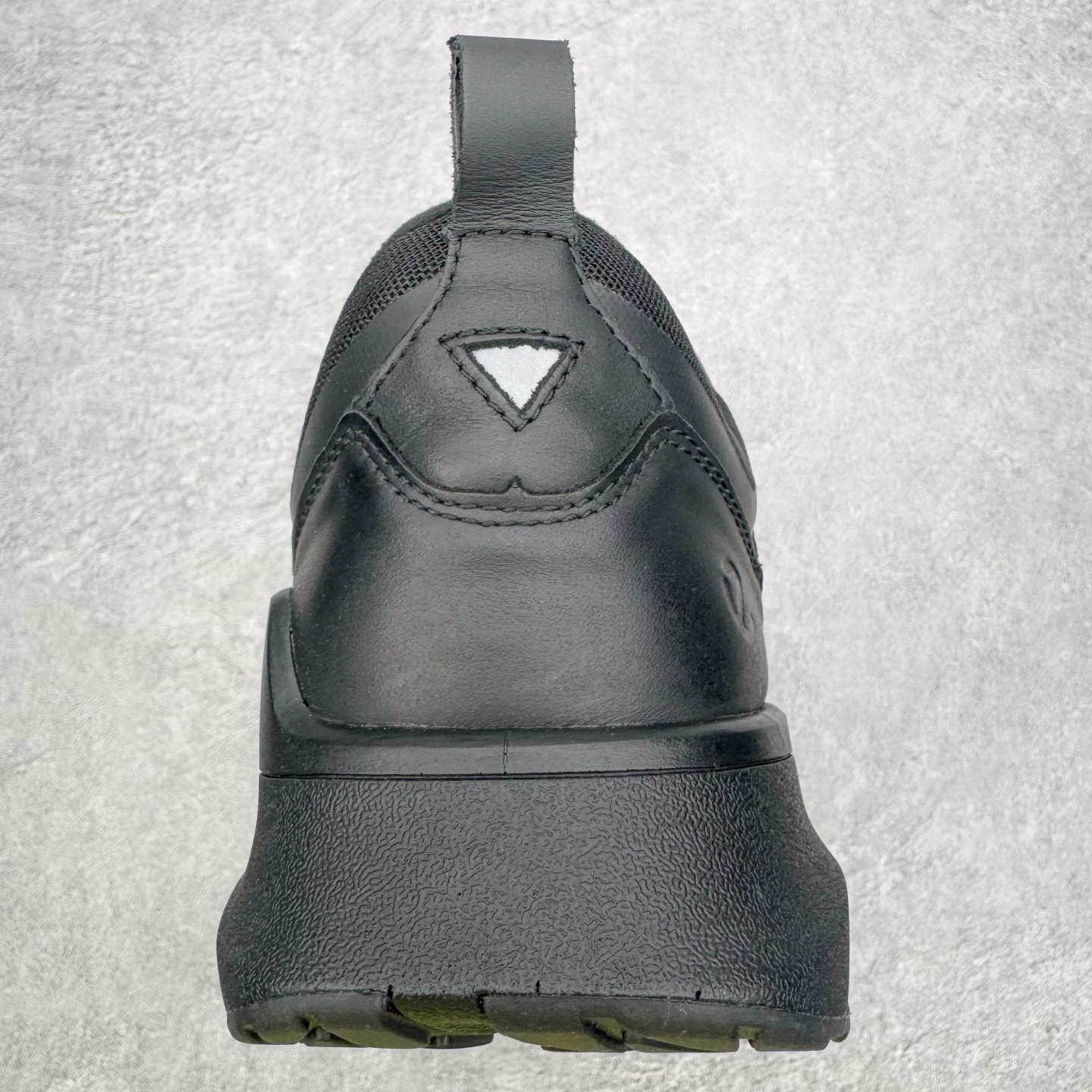 图片[8]-＃GD广顶 ecco爱步 Biom 2.2 牛皮 慢跑 圆头时尚百搭 牛皮 橡胶底 低帮 生活休闲鞋 独家注塑工艺 渠道原单 实体代购指定版本 真全头层牛皮 PK市面上任何版本 24小时现货供应 进口原料牛皮 莞产超级顶货 新配色陆续上架 产品只会越做越漂亮 鞋头采用原版一致工艺 又甩又用线条的效果目前这个技术市面上的任何版本都达不到这个效果 原版私模开发 细节一步到位不敢说百分百 保证有百分之98还原 慢工出细活 好的产品不怕晚 这次的开发针对艺术家 收藏家 高品质 的人群 水染粒面小牛皮材质 和针车间距都是极致还原 顶级头层的小牛皮 质感无敌 奢侈品的触感 搭配专柜最新全套包装 双种配件卡片 细节诠释 一件不落 不计成本的打磨产品的细节 再微小的细节也会还原 ECCO以三大核心特征为依托：北欧设计风格、鞋履制作、积极的生活方式。北欧设计风格：北欧设计特点是独特、有格调、实用和简约，并且品质优良。鞋履制作：ECCO钟爱鞋履制作以及一切与鞋履制作相关的事物。积极的生活方式：ECCO的创始人希望制作出的鞋履无需磨合，即可完美贴合脚型，帮助人们享受行走的乐趣。ECCO的成功源自其产品质量和创新的技术水平，恪守“鞋遵循双足”的设计理念，将的舒适度和风格融为一体。ECCO跑遍全世界寻找创新的原料。从制革制鞋一体化的设置，源头上控制皮革质量，确保对人体无害。尺码：38 39 40 41 42 43 44（皮鞋码）-选品中心