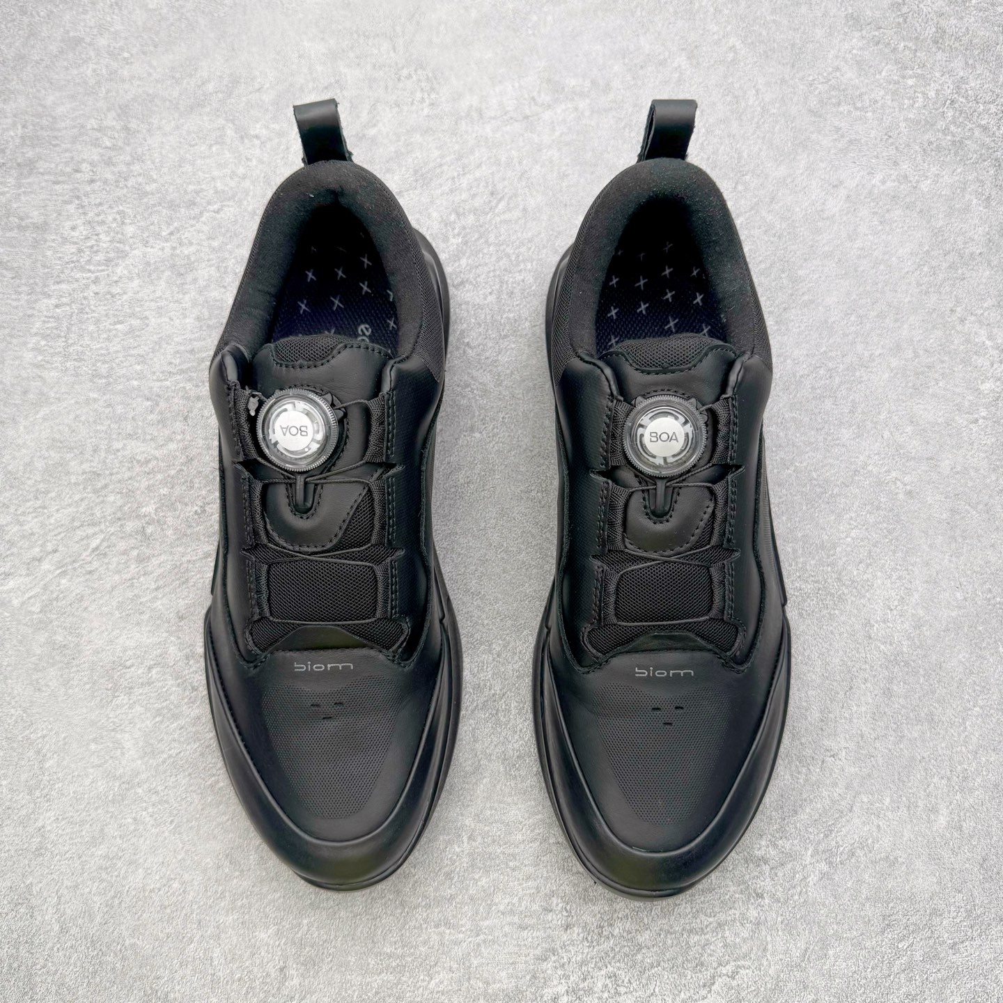 图片[2]-＃GD广顶 ecco爱步 Biom 2.2 牛皮 慢跑 圆头时尚百搭 牛皮 橡胶底 低帮 生活休闲鞋 独家注塑工艺 渠道原单 实体代购指定版本 真全头层牛皮 PK市面上任何版本 24小时现货供应 进口原料牛皮 莞产超级顶货 新配色陆续上架 产品只会越做越漂亮 鞋头采用原版一致工艺 又甩又用线条的效果目前这个技术市面上的任何版本都达不到这个效果 原版私模开发 细节一步到位不敢说百分百 保证有百分之98还原 慢工出细活 好的产品不怕晚 这次的开发针对艺术家 收藏家 高品质 的人群 水染粒面小牛皮材质 和针车间距都是极致还原 顶级头层的小牛皮 质感无敌 奢侈品的触感 搭配专柜最新全套包装 双种配件卡片 细节诠释 一件不落 不计成本的打磨产品的细节 再微小的细节也会还原 ECCO以三大核心特征为依托：北欧设计风格、鞋履制作、积极的生活方式。北欧设计风格：北欧设计特点是独特、有格调、实用和简约，并且品质优良。鞋履制作：ECCO钟爱鞋履制作以及一切与鞋履制作相关的事物。积极的生活方式：ECCO的创始人希望制作出的鞋履无需磨合，即可完美贴合脚型，帮助人们享受行走的乐趣。ECCO的成功源自其产品质量和创新的技术水平，恪守“鞋遵循双足”的设计理念，将的舒适度和风格融为一体。ECCO跑遍全世界寻找创新的原料。从制革制鞋一体化的设置，源头上控制皮革质量，确保对人体无害。尺码：38 39 40 41 42 43 44（皮鞋码）-选品中心