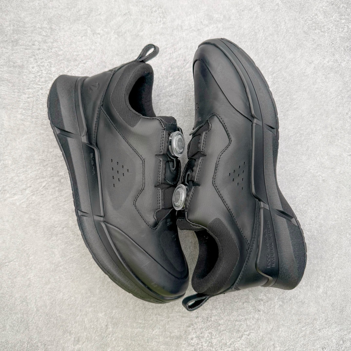 图片[3]-＃GD广顶 ecco爱步 Biom 2.2 牛皮 慢跑 圆头时尚百搭 牛皮 橡胶底 低帮 生活休闲鞋 独家注塑工艺 渠道原单 实体代购指定版本 真全头层牛皮 PK市面上任何版本 24小时现货供应 进口原料牛皮 莞产超级顶货 新配色陆续上架 产品只会越做越漂亮 鞋头采用原版一致工艺 又甩又用线条的效果目前这个技术市面上的任何版本都达不到这个效果 原版私模开发 细节一步到位不敢说百分百 保证有百分之98还原 慢工出细活 好的产品不怕晚 这次的开发针对艺术家 收藏家 高品质 的人群 水染粒面小牛皮材质 和针车间距都是极致还原 顶级头层的小牛皮 质感无敌 奢侈品的触感 搭配专柜最新全套包装 双种配件卡片 细节诠释 一件不落 不计成本的打磨产品的细节 再微小的细节也会还原 ECCO以三大核心特征为依托：北欧设计风格、鞋履制作、积极的生活方式。北欧设计风格：北欧设计特点是独特、有格调、实用和简约，并且品质优良。鞋履制作：ECCO钟爱鞋履制作以及一切与鞋履制作相关的事物。积极的生活方式：ECCO的创始人希望制作出的鞋履无需磨合，即可完美贴合脚型，帮助人们享受行走的乐趣。ECCO的成功源自其产品质量和创新的技术水平，恪守“鞋遵循双足”的设计理念，将的舒适度和风格融为一体。ECCO跑遍全世界寻找创新的原料。从制革制鞋一体化的设置，源头上控制皮革质量，确保对人体无害。尺码：38 39 40 41 42 43 44（皮鞋码）-选品中心