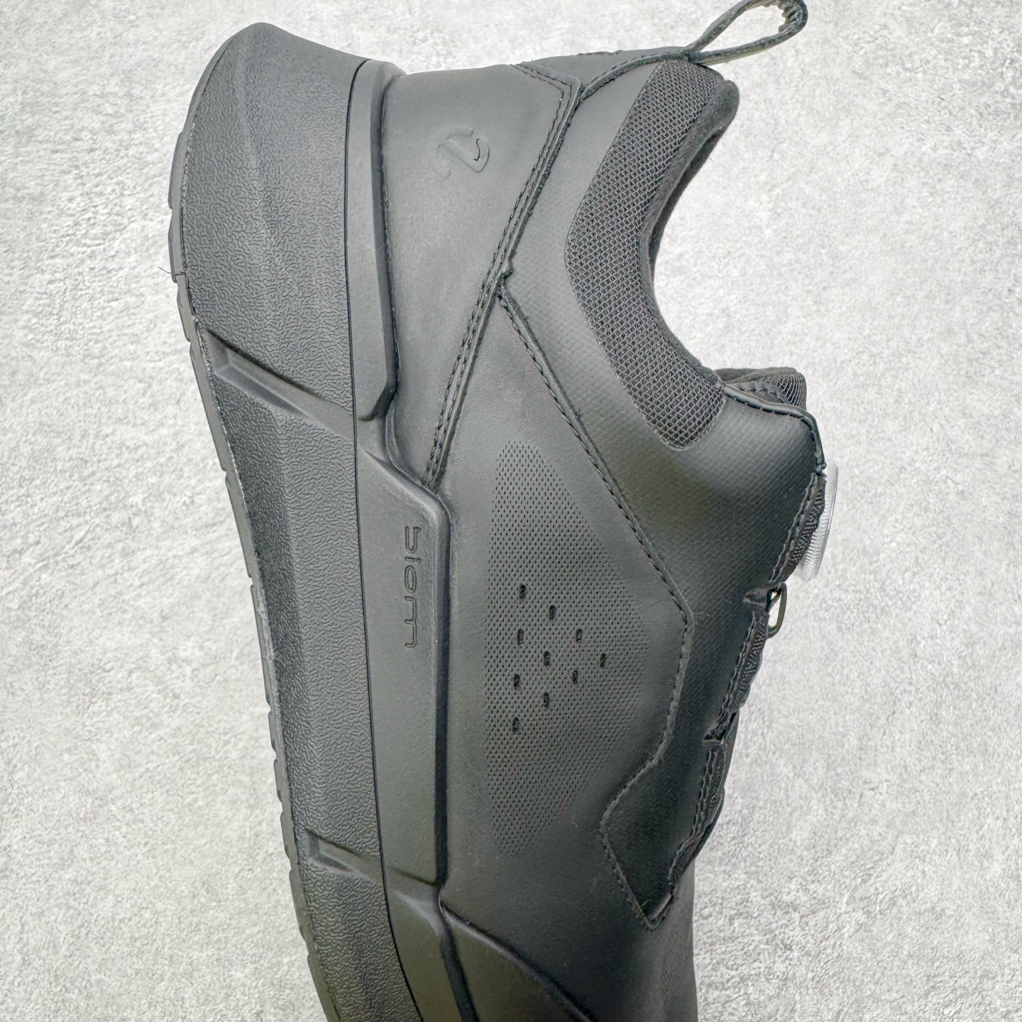 图片[6]-＃GD广顶 ecco爱步 Biom 2.2 牛皮 慢跑 圆头时尚百搭 牛皮 橡胶底 低帮 生活休闲鞋 独家注塑工艺 渠道原单 实体代购指定版本 真全头层牛皮 PK市面上任何版本 24小时现货供应 进口原料牛皮 莞产超级顶货 新配色陆续上架 产品只会越做越漂亮 鞋头采用原版一致工艺 又甩又用线条的效果目前这个技术市面上的任何版本都达不到这个效果 原版私模开发 细节一步到位不敢说百分百 保证有百分之98还原 慢工出细活 好的产品不怕晚 这次的开发针对艺术家 收藏家 高品质 的人群 水染粒面小牛皮材质 和针车间距都是极致还原 顶级头层的小牛皮 质感无敌 奢侈品的触感 搭配专柜最新全套包装 双种配件卡片 细节诠释 一件不落 不计成本的打磨产品的细节 再微小的细节也会还原 ECCO以三大核心特征为依托：北欧设计风格、鞋履制作、积极的生活方式。北欧设计风格：北欧设计特点是独特、有格调、实用和简约，并且品质优良。鞋履制作：ECCO钟爱鞋履制作以及一切与鞋履制作相关的事物。积极的生活方式：ECCO的创始人希望制作出的鞋履无需磨合，即可完美贴合脚型，帮助人们享受行走的乐趣。ECCO的成功源自其产品质量和创新的技术水平，恪守“鞋遵循双足”的设计理念，将的舒适度和风格融为一体。ECCO跑遍全世界寻找创新的原料。从制革制鞋一体化的设置，源头上控制皮革质量，确保对人体无害。尺码：38 39 40 41 42 43 44（皮鞋码）-选品中心