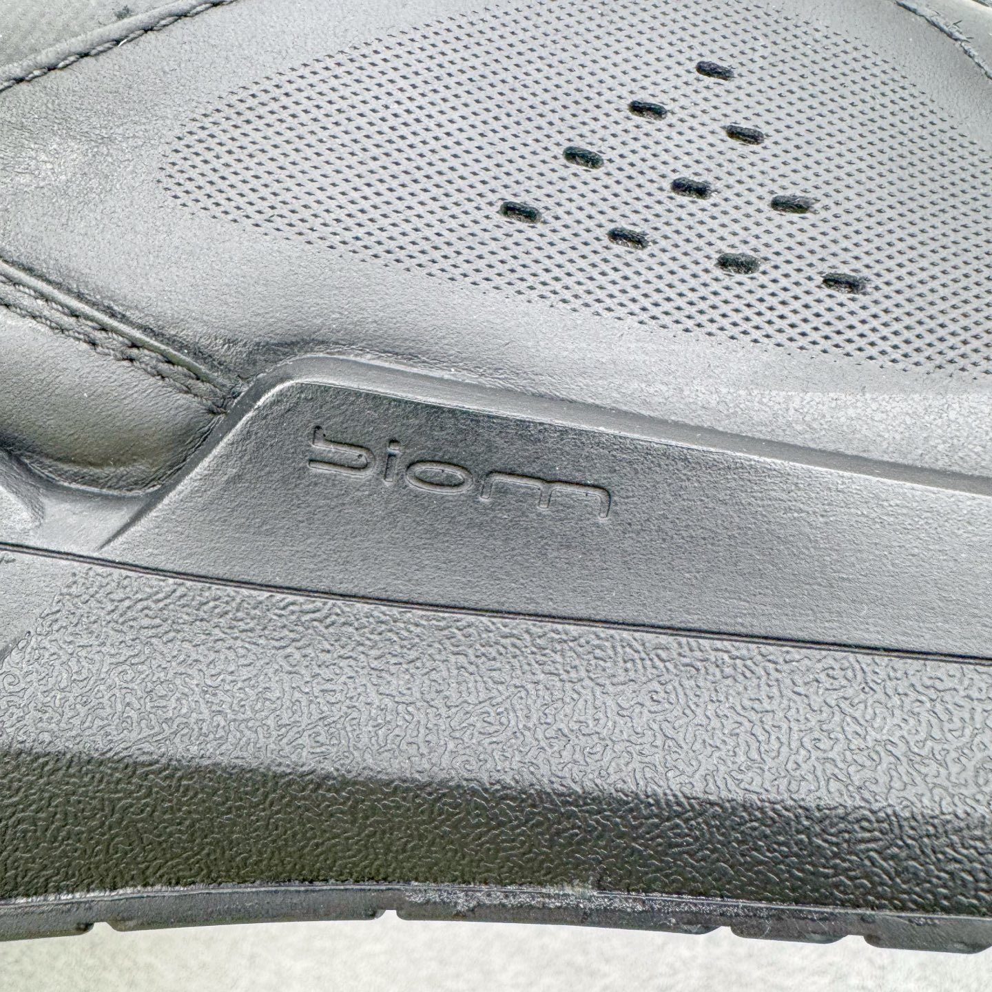 图片[12]-＃GD广顶 ecco爱步 Biom 2.2 牛皮 慢跑 圆头时尚百搭 牛皮 橡胶底 低帮 生活休闲鞋 独家注塑工艺 渠道原单 实体代购指定版本 真全头层牛皮 PK市面上任何版本 24小时现货供应 进口原料牛皮 莞产超级顶货 新配色陆续上架 产品只会越做越漂亮 鞋头采用原版一致工艺 又甩又用线条的效果目前这个技术市面上的任何版本都达不到这个效果 原版私模开发 细节一步到位不敢说百分百 保证有百分之98还原 慢工出细活 好的产品不怕晚 这次的开发针对艺术家 收藏家 高品质 的人群 水染粒面小牛皮材质 和针车间距都是极致还原 顶级头层的小牛皮 质感无敌 奢侈品的触感 搭配专柜最新全套包装 双种配件卡片 细节诠释 一件不落 不计成本的打磨产品的细节 再微小的细节也会还原 ECCO以三大核心特征为依托：北欧设计风格、鞋履制作、积极的生活方式。北欧设计风格：北欧设计特点是独特、有格调、实用和简约，并且品质优良。鞋履制作：ECCO钟爱鞋履制作以及一切与鞋履制作相关的事物。积极的生活方式：ECCO的创始人希望制作出的鞋履无需磨合，即可完美贴合脚型，帮助人们享受行走的乐趣。ECCO的成功源自其产品质量和创新的技术水平，恪守“鞋遵循双足”的设计理念，将的舒适度和风格融为一体。ECCO跑遍全世界寻找创新的原料。从制革制鞋一体化的设置，源头上控制皮革质量，确保对人体无害。尺码：38 39 40 41 42 43 44（皮鞋码）-选品中心